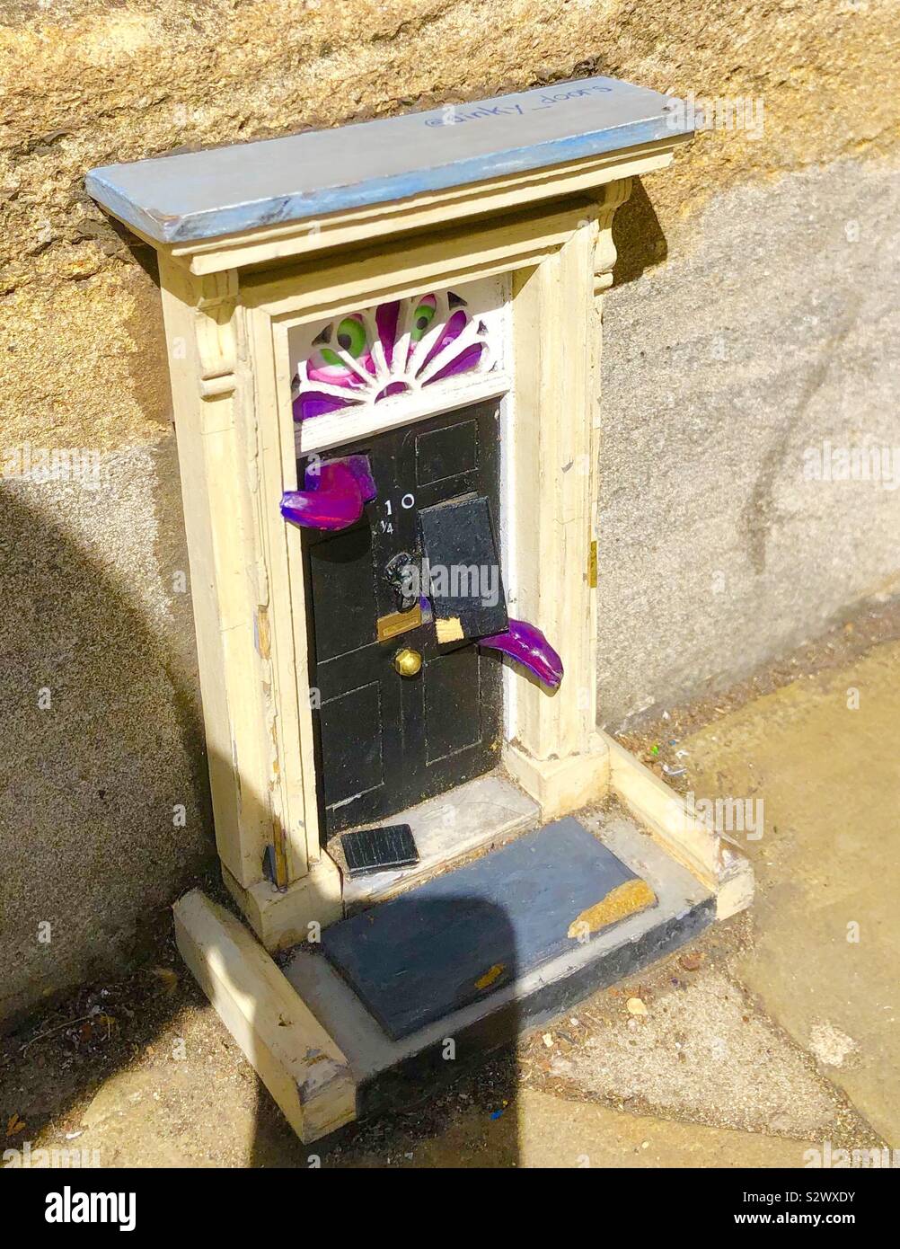 Dinky porte hanno la configurazione di una mini serie 10 a Downing Street, Cambridge. Foto Stock