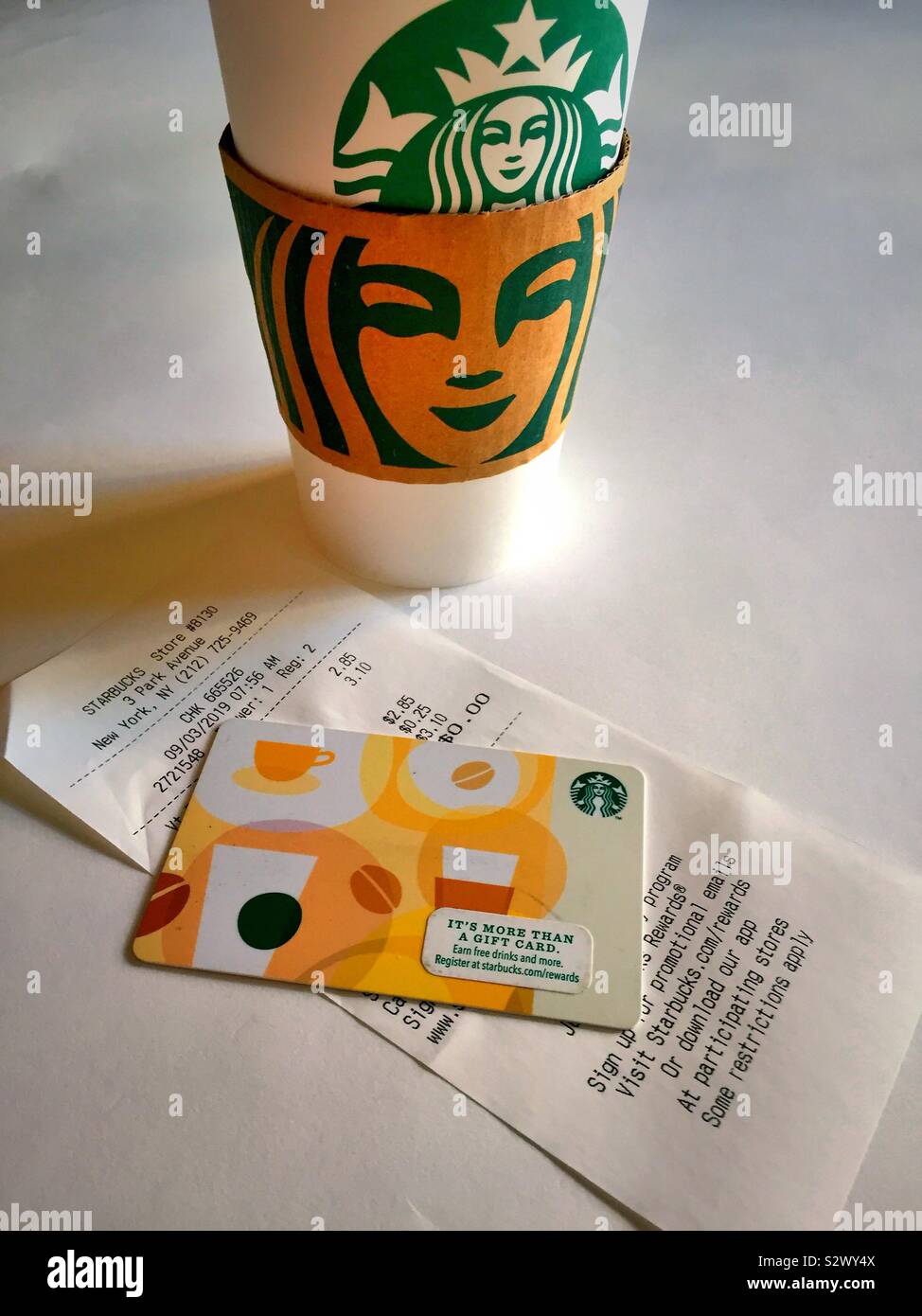 Ancora la vita di un Starbucks Coffee Cup, la gift card e la ricevuta per la transazione, STATI UNITI D'AMERICA - Immagine stock catturata con smartphone