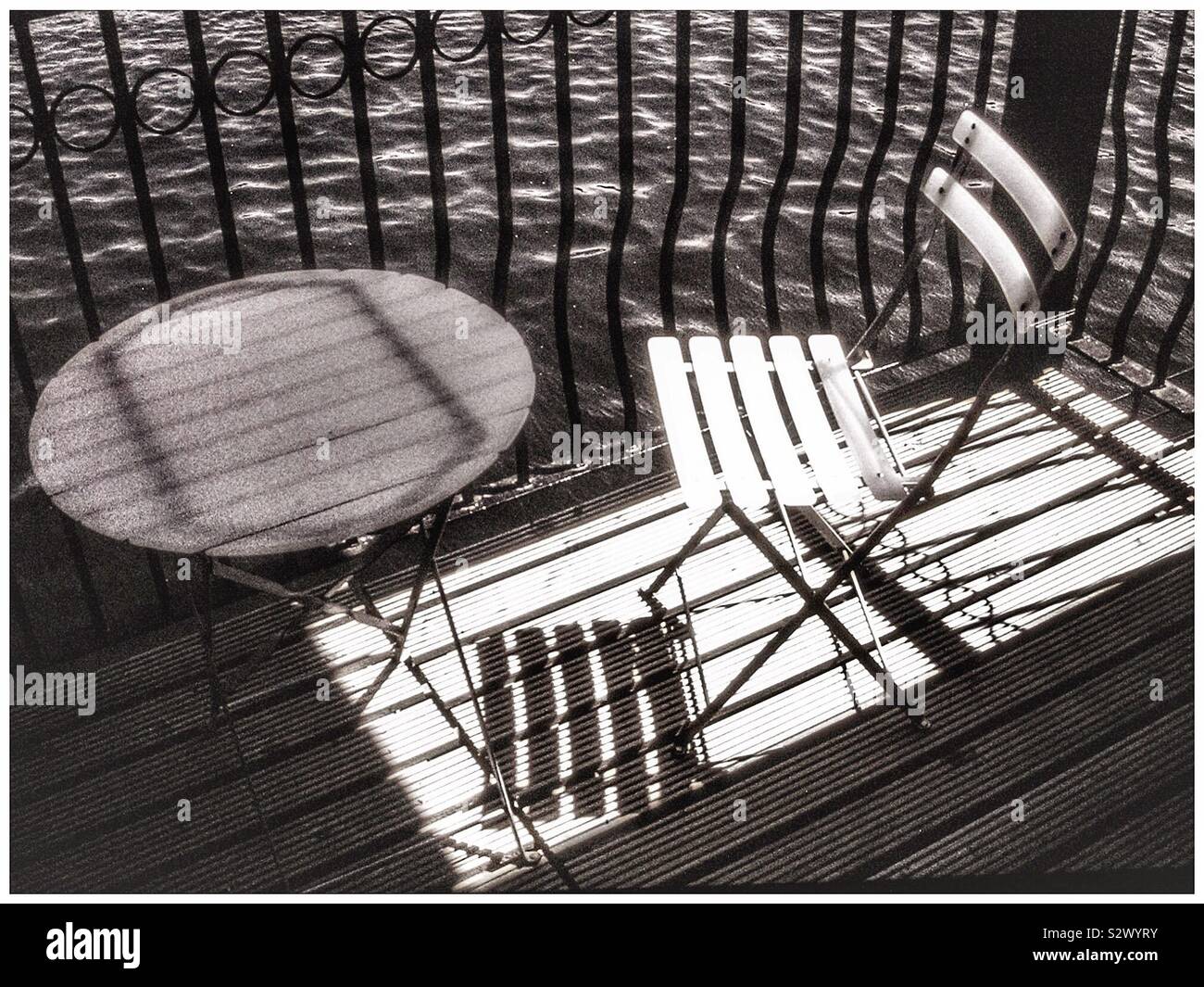 Balcone e ombre di tavolo e sedie. - Immagine stock catturata con smartphone