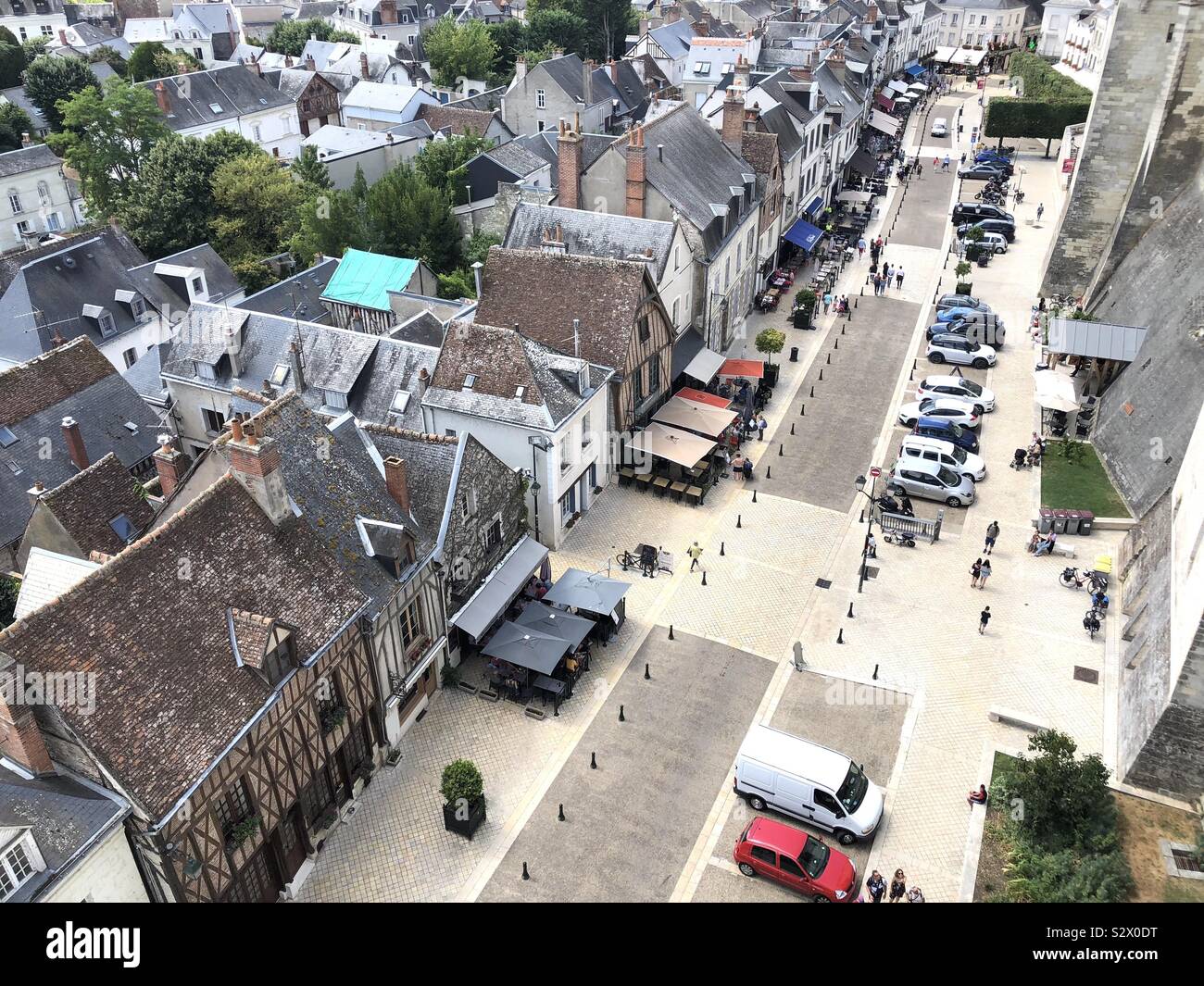 Guardando verso il basso su una strada a Amboise Francia Foto Stock