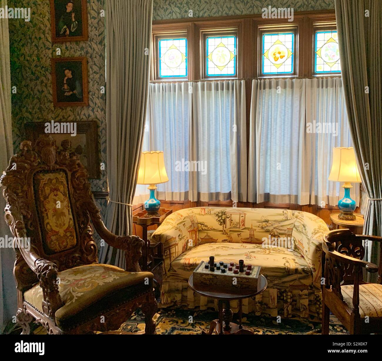 All'interno di Kingscote mansion, Newport, Rhode Island, Stati Uniti - Immagine stock catturata con smartphone