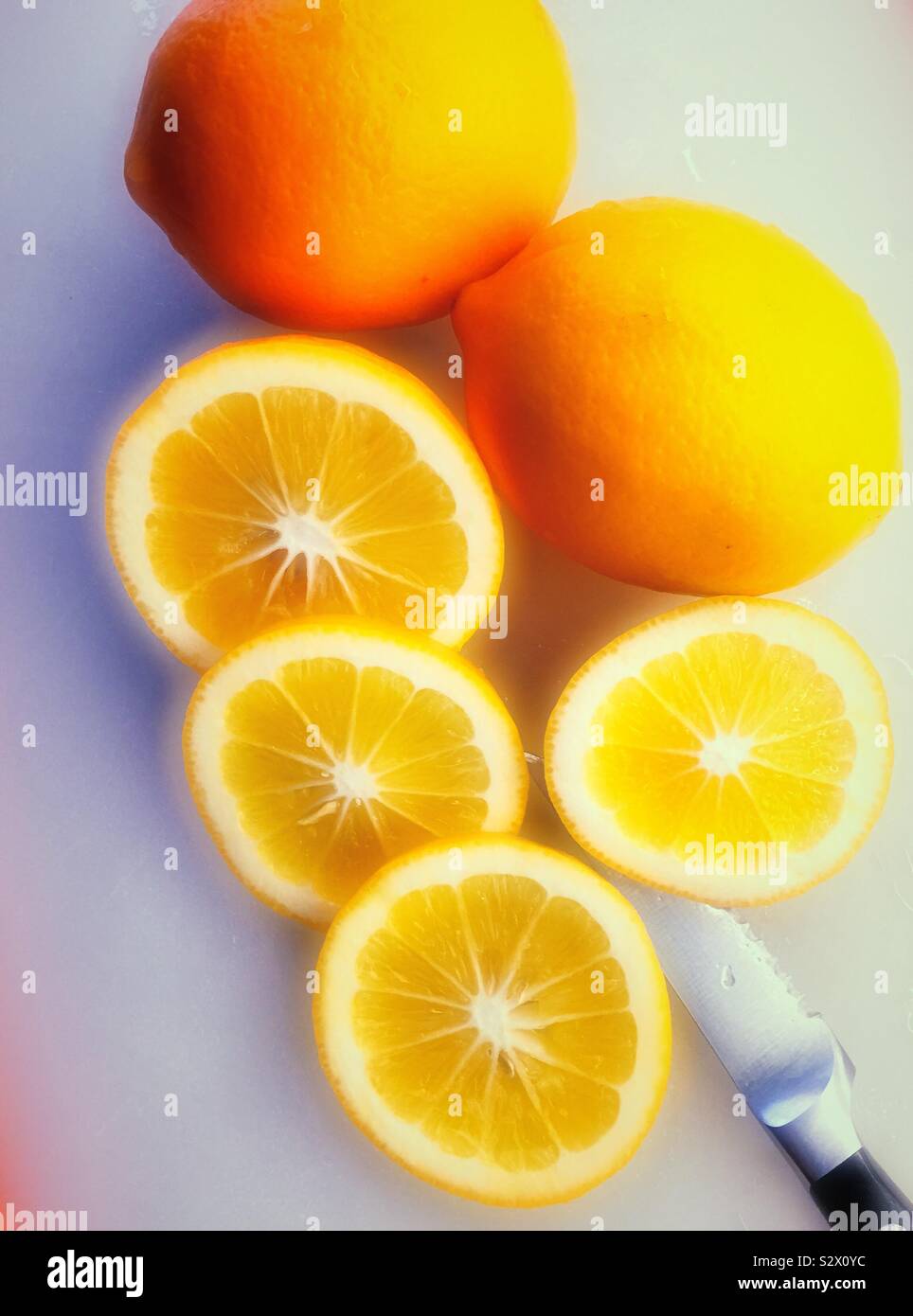 Fette di dolce Limone Meyer su un tagliere con un coltello seghettato, STATI UNITI D'AMERICA - Immagine stock catturata con smartphone Fette di dolce Limone Meyer su un tagliere con un coltello seghettato, STATI UNITI D'AMERICA - Immagine stock catturata con smartphone