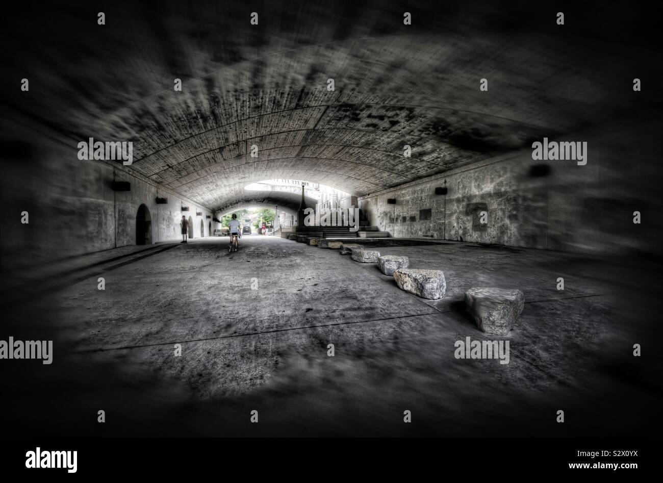 Tunnel di buio che conduce alla luce Foto Stock