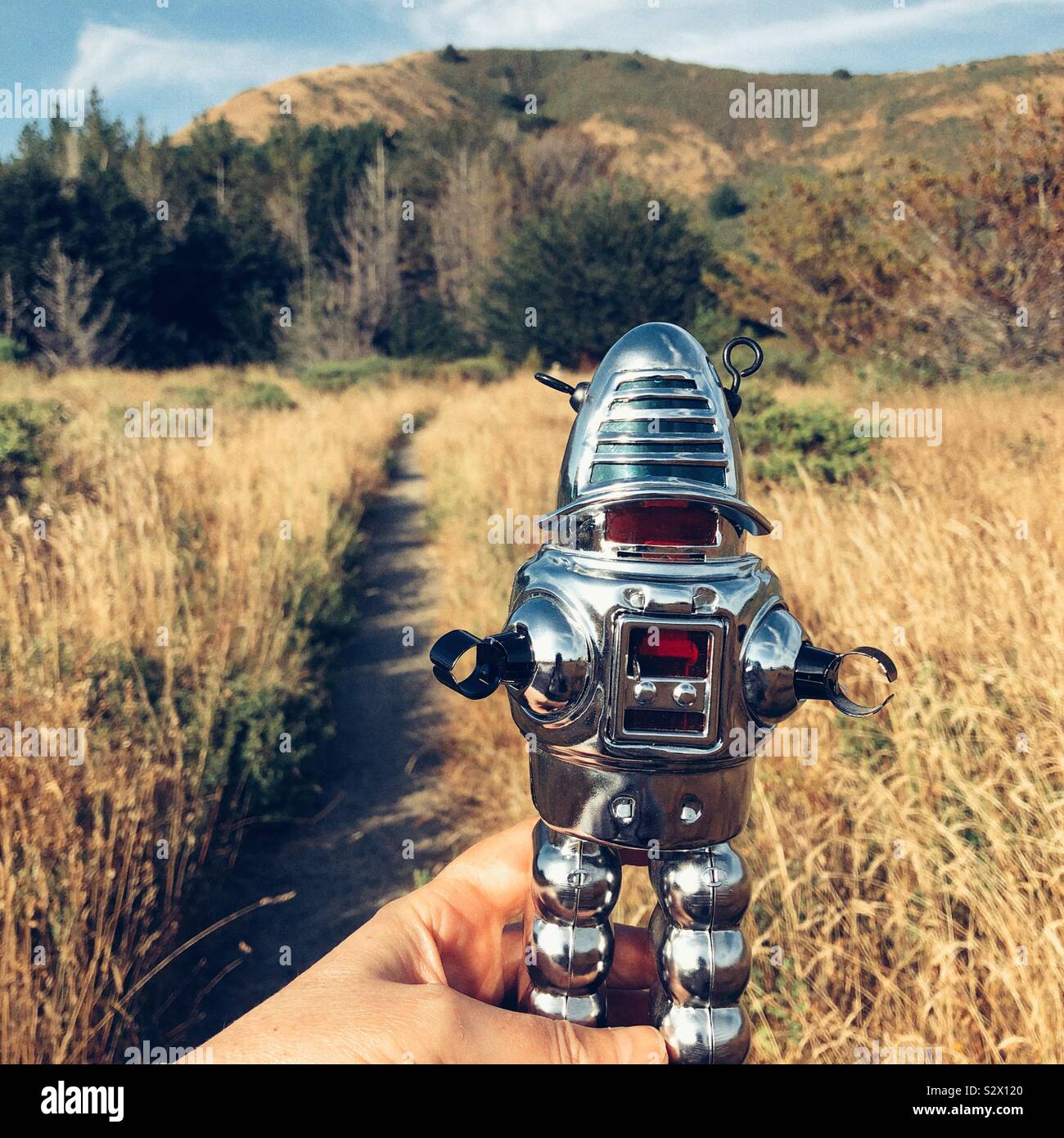 Vintage robot giocattolo e Golden Hills della California del Nord Foto Stock