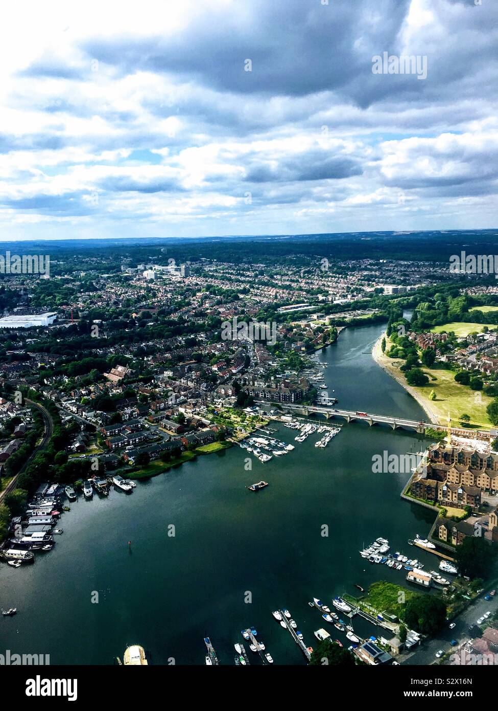 Vista del fiume Itchen e Cobden ponte in Southampton, Regno Unito dal volo Southampton-Schipol, Giugno 2017 Foto Stock