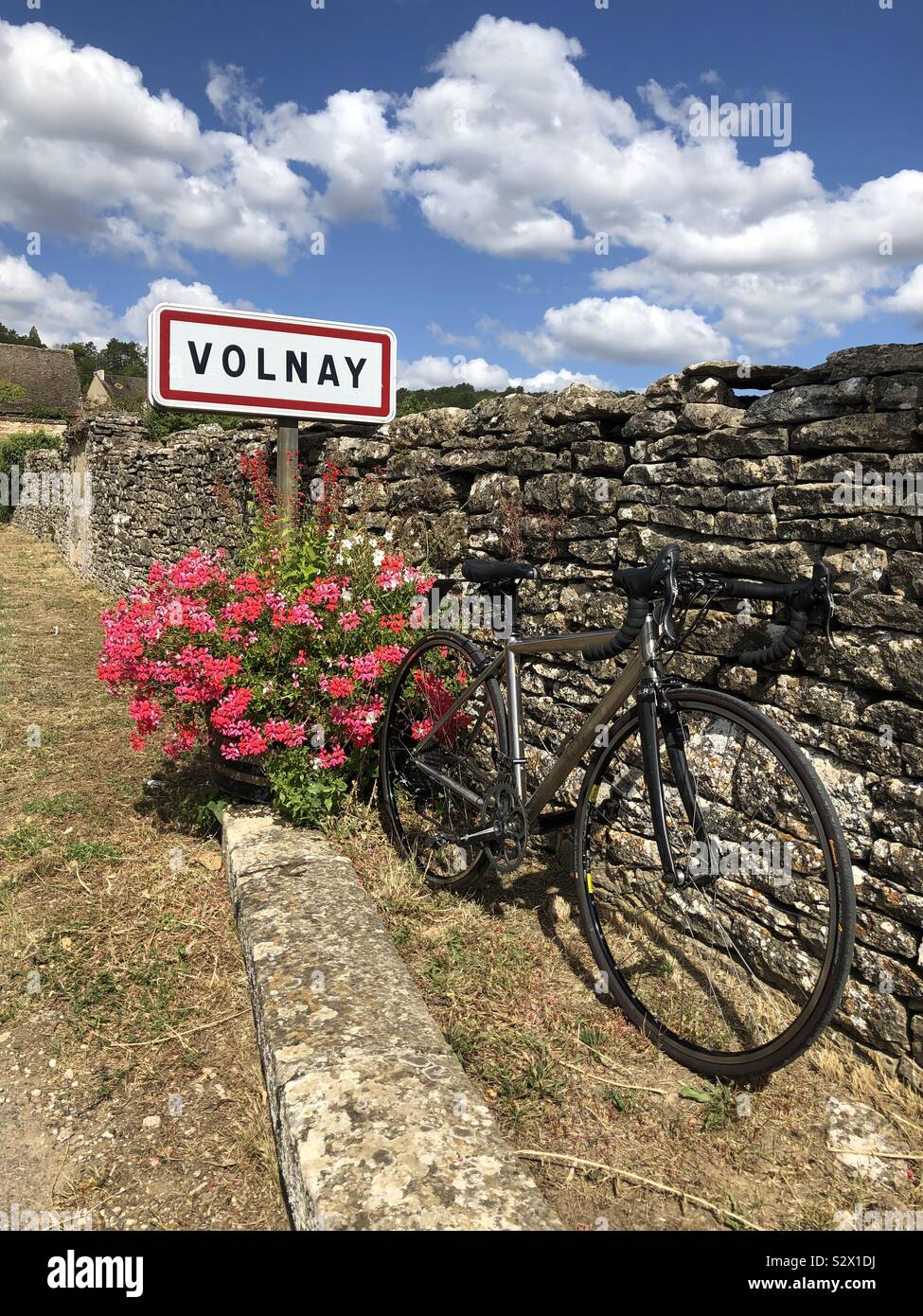 Il villaggio di Volnay, vicino a Beaune Francia Foto Stock