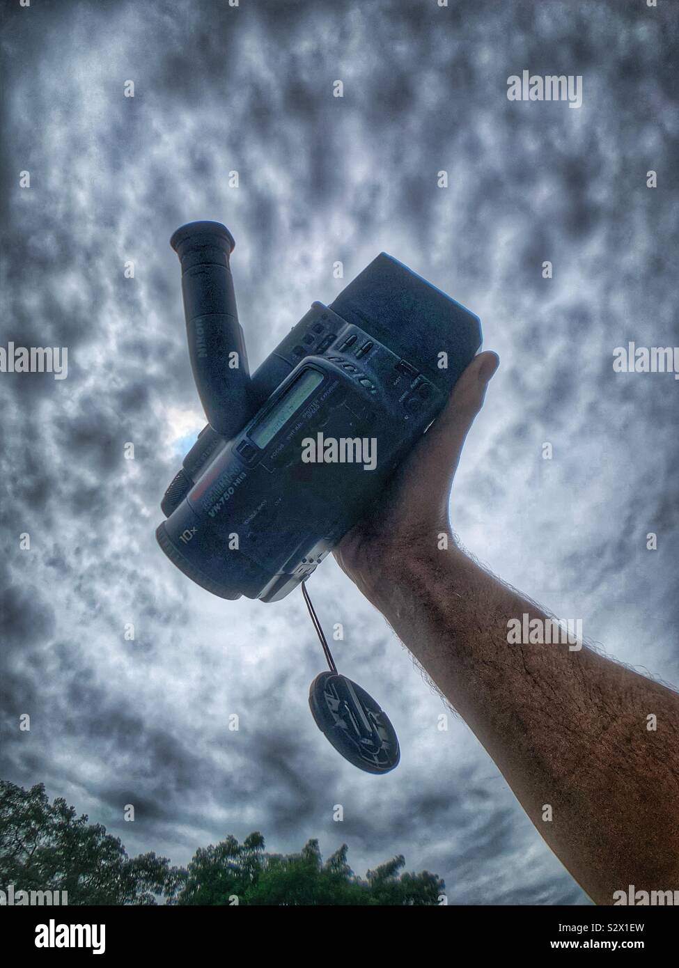 Vintage telecamera video in azione , a portata di mano - Immagine stock catturata con smartphone