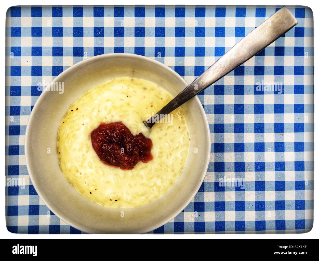 Budino di riso con confettura di fragole - Immagine stock catturata con smartphone