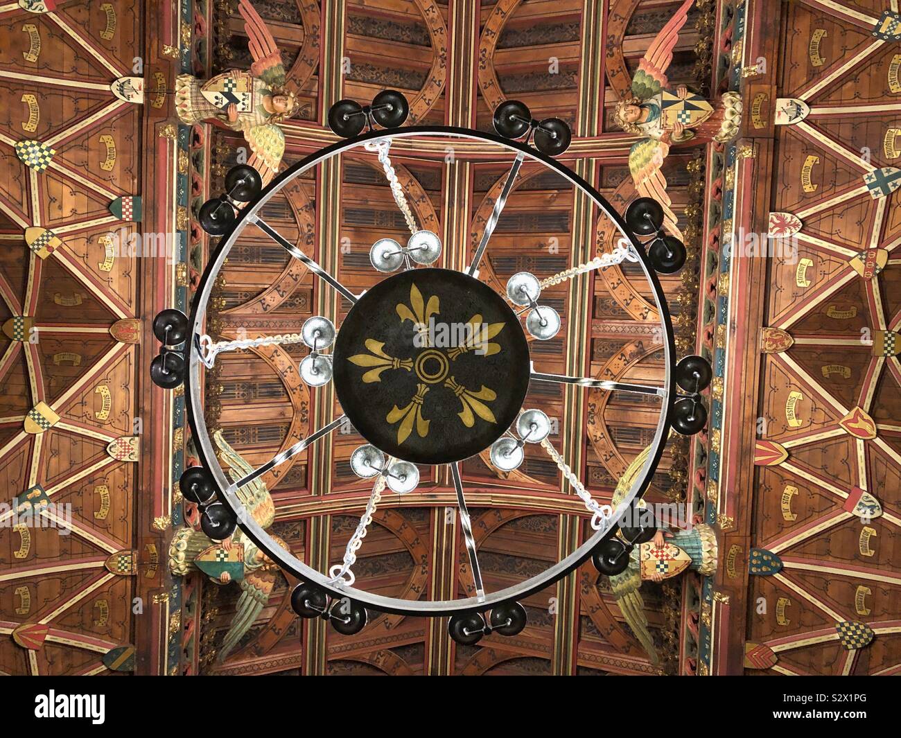 Lampadario e dettaglio del tetto della sala banchetti nel castello di Cardiff. Foto Stock