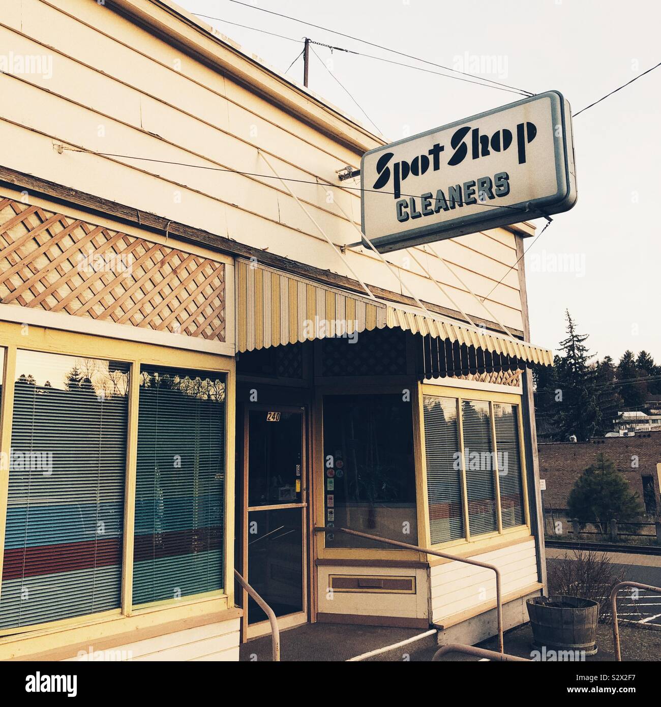 Piccola città America segno pulitori Foto Stock