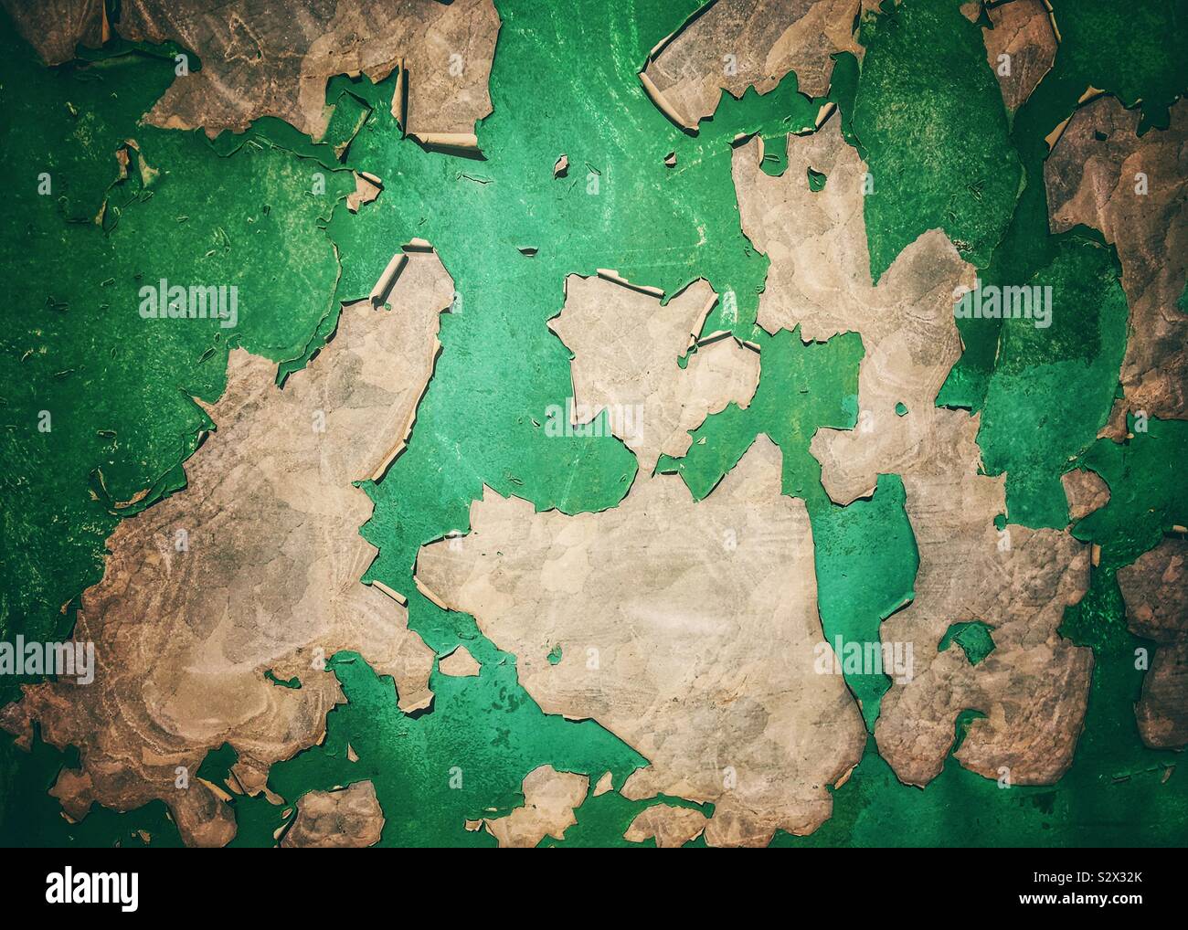 Sbucciare la vernice che assomiglia a una mappa - Immagine stock catturata con smartphone