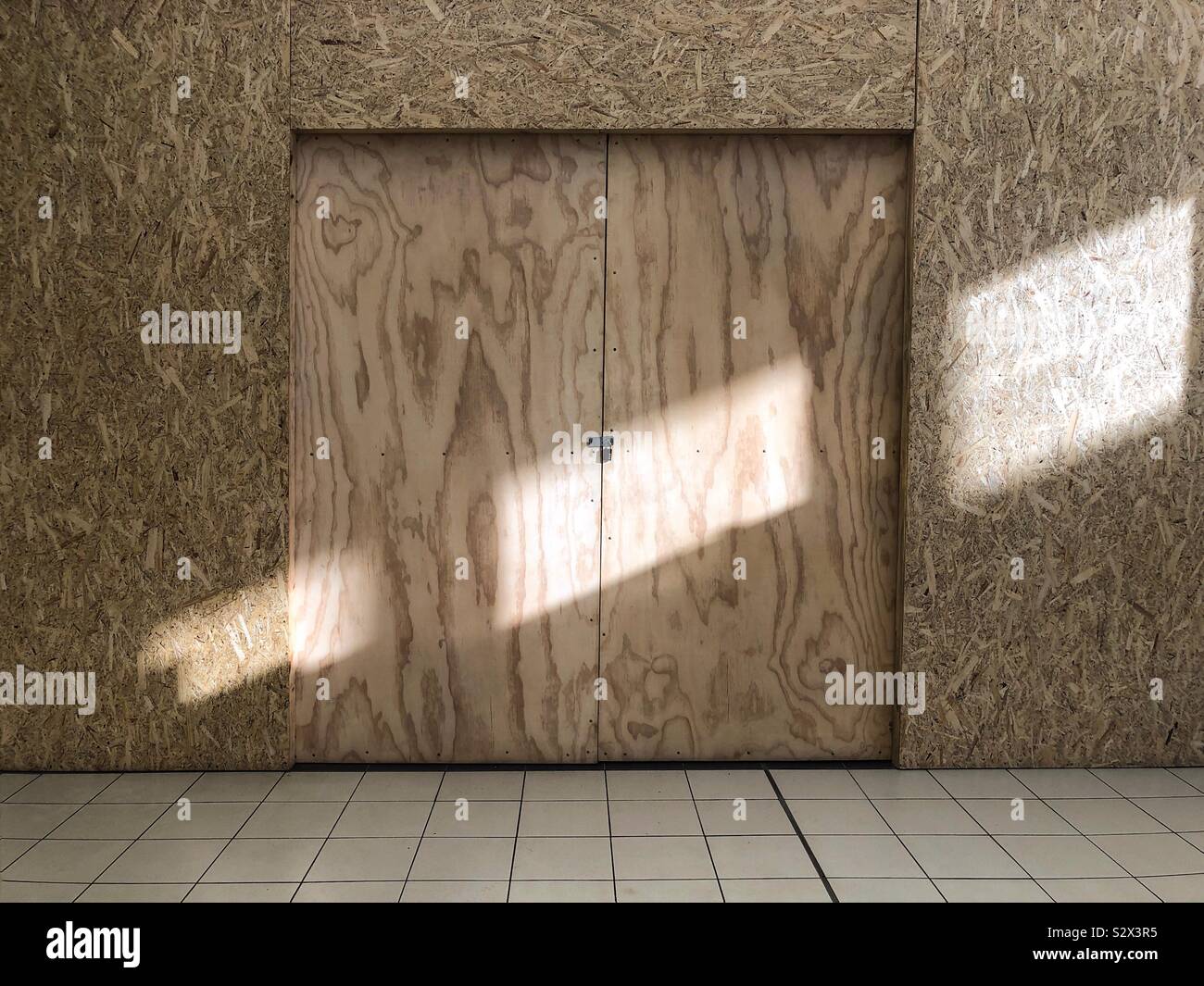 Una chiusura e imbarcati shop dovuta alla recessione economica. - Immagine stock catturata con smartphone