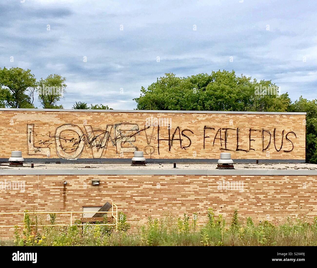 Graffiti su un edificio abbandonato dice: l'amore! Non è riuscito a noi - Immagine stock catturata con smartphone