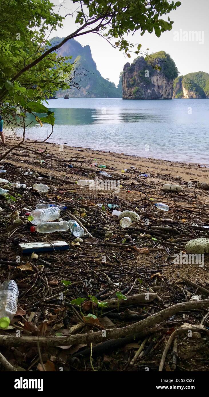 Ocean rifiuti sparsi sulla Thailandia idilliaca isola nella provincia di Krabi, Thailandia. Foto Stock
