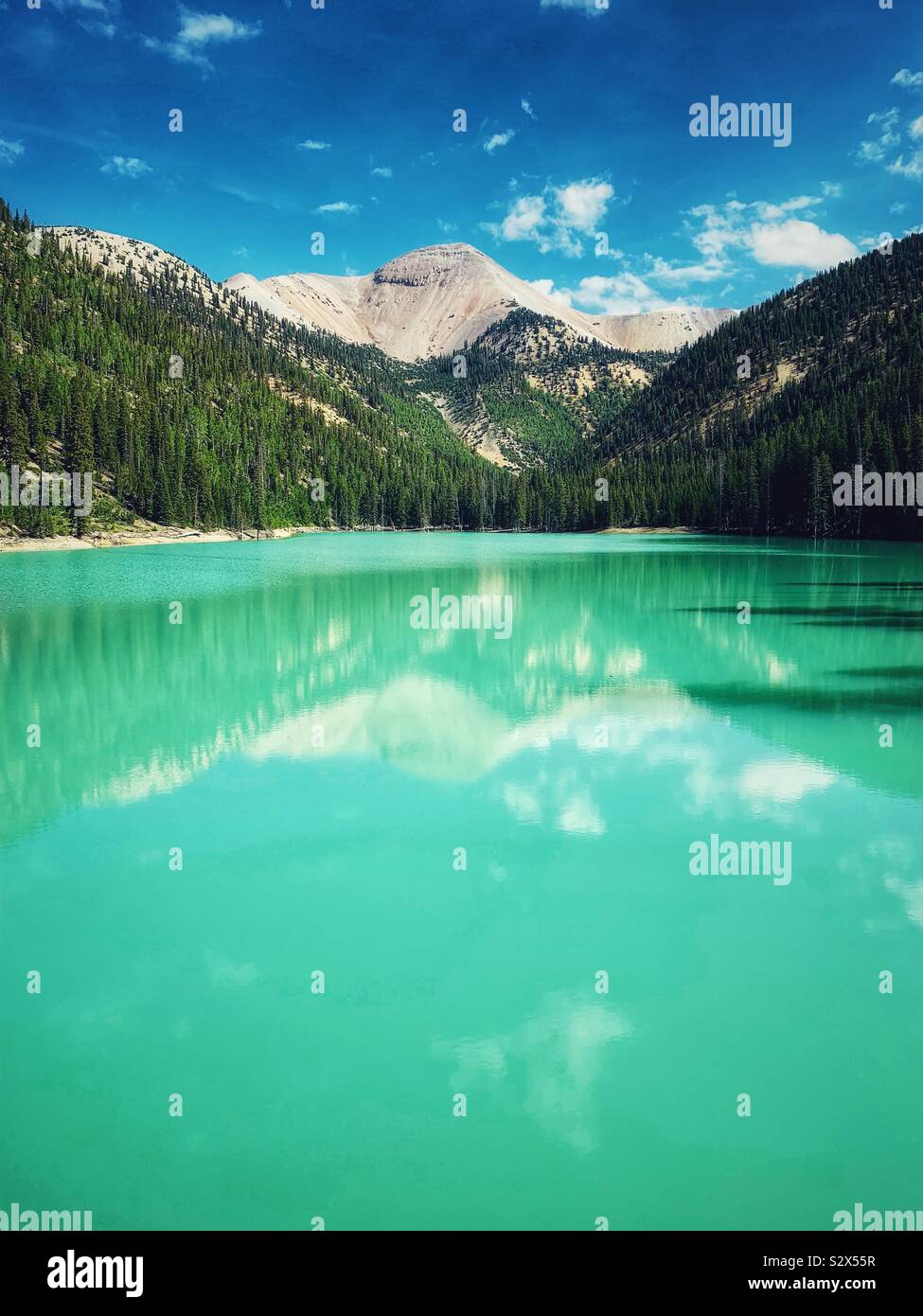 Lago blu Foto Stock