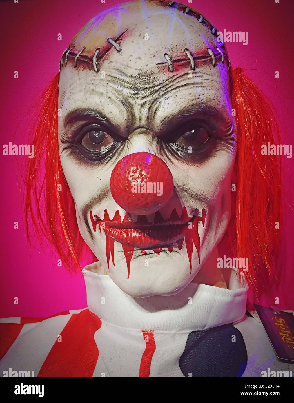 Halloween la figura di un pauroso clown, STATI UNITI D'AMERICA - Immagine stock catturata con smartphone