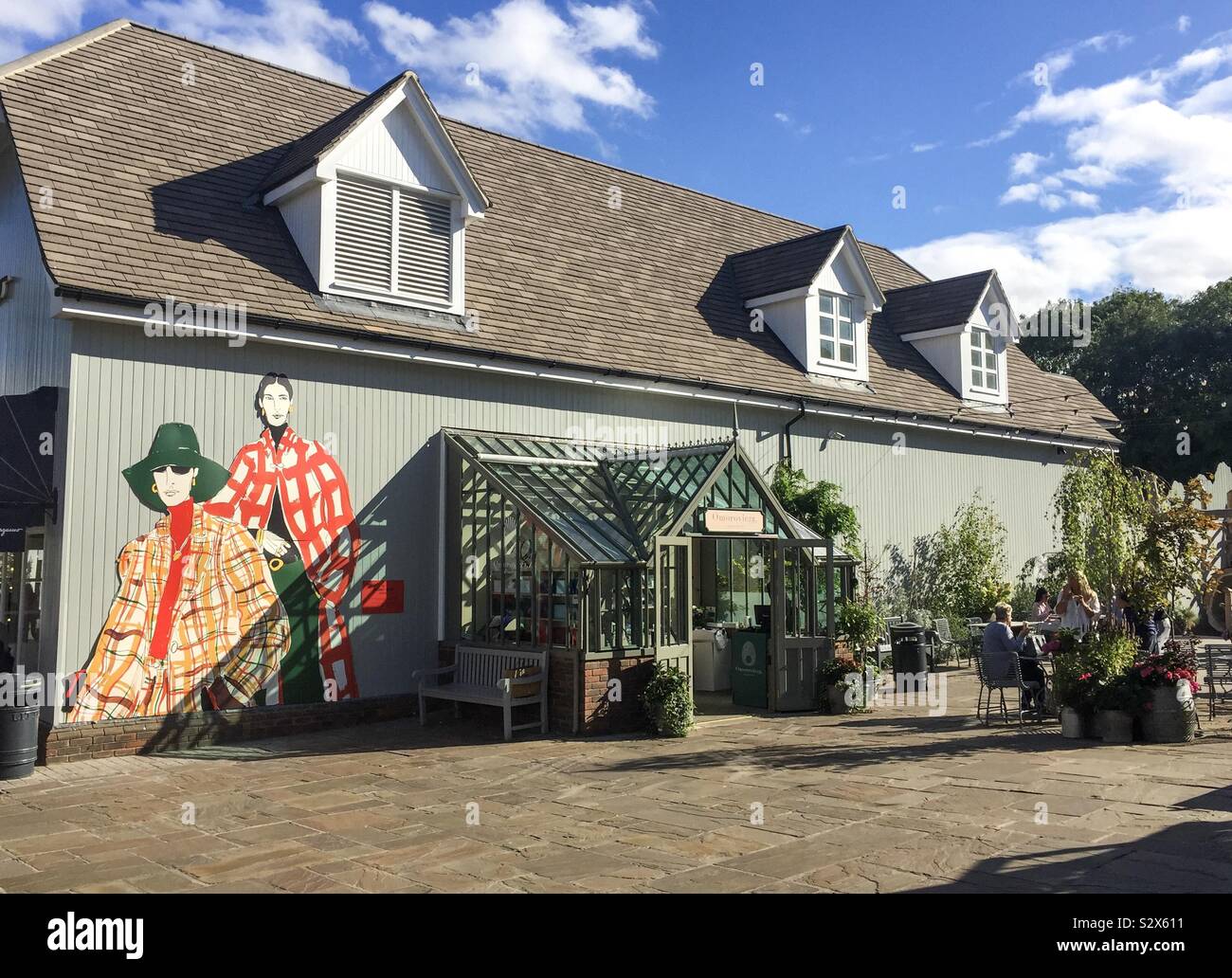 Mangiare presso il Villaggio di Bicester Foto Stock