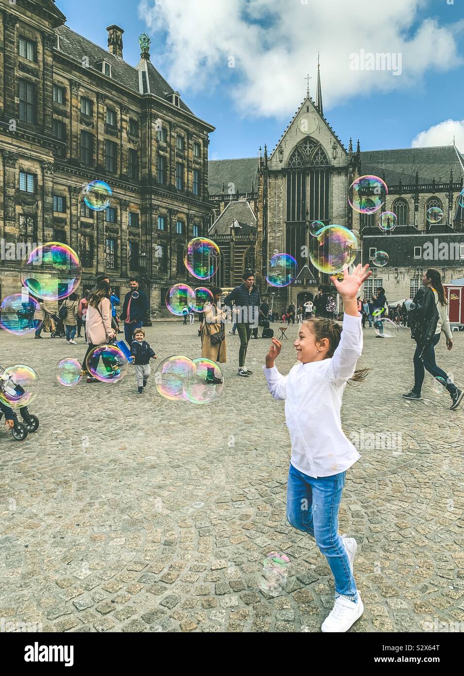 Bambini che giocano con bolle Foto Stock
