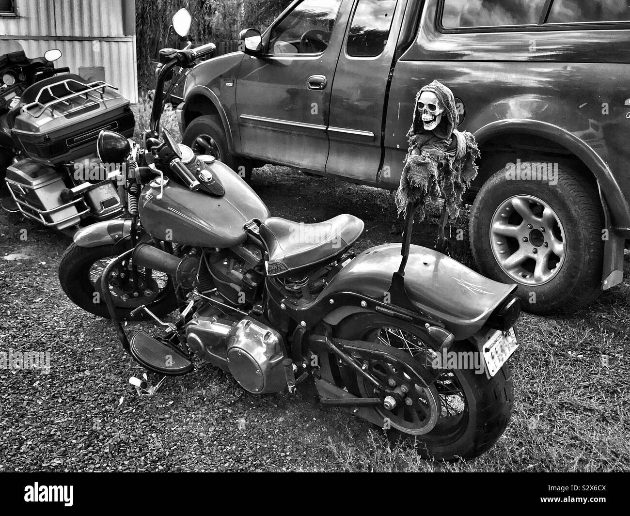 Foto in bianco e nero di motociclo decorate con scheletro spaventoso Foto Stock
