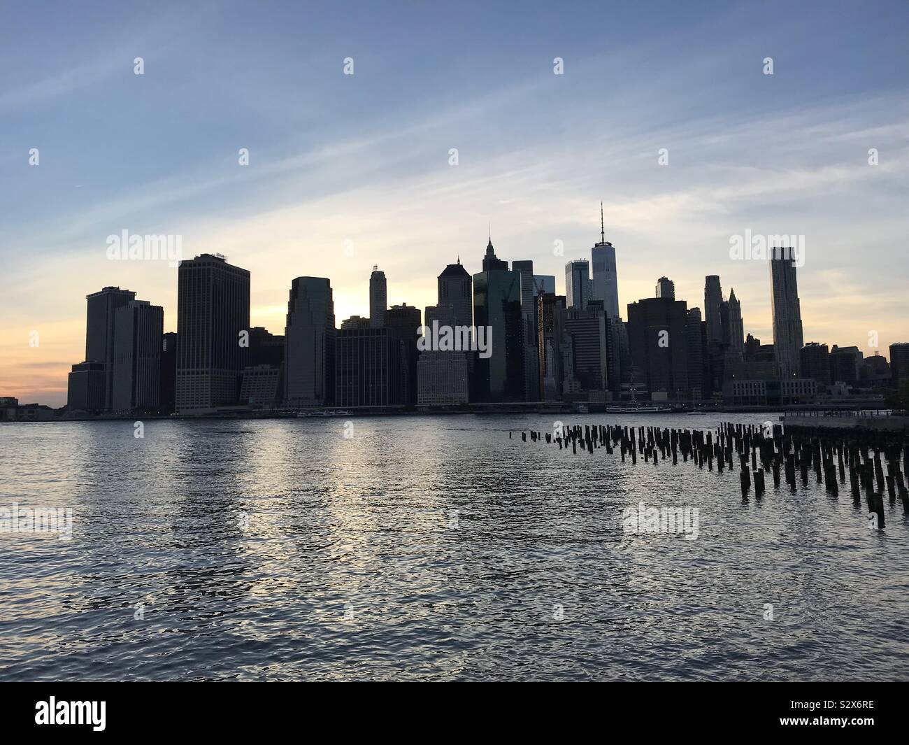 Foto della skyline di Manhattan presa dal ponte di Brooklyn Park Foto Stock