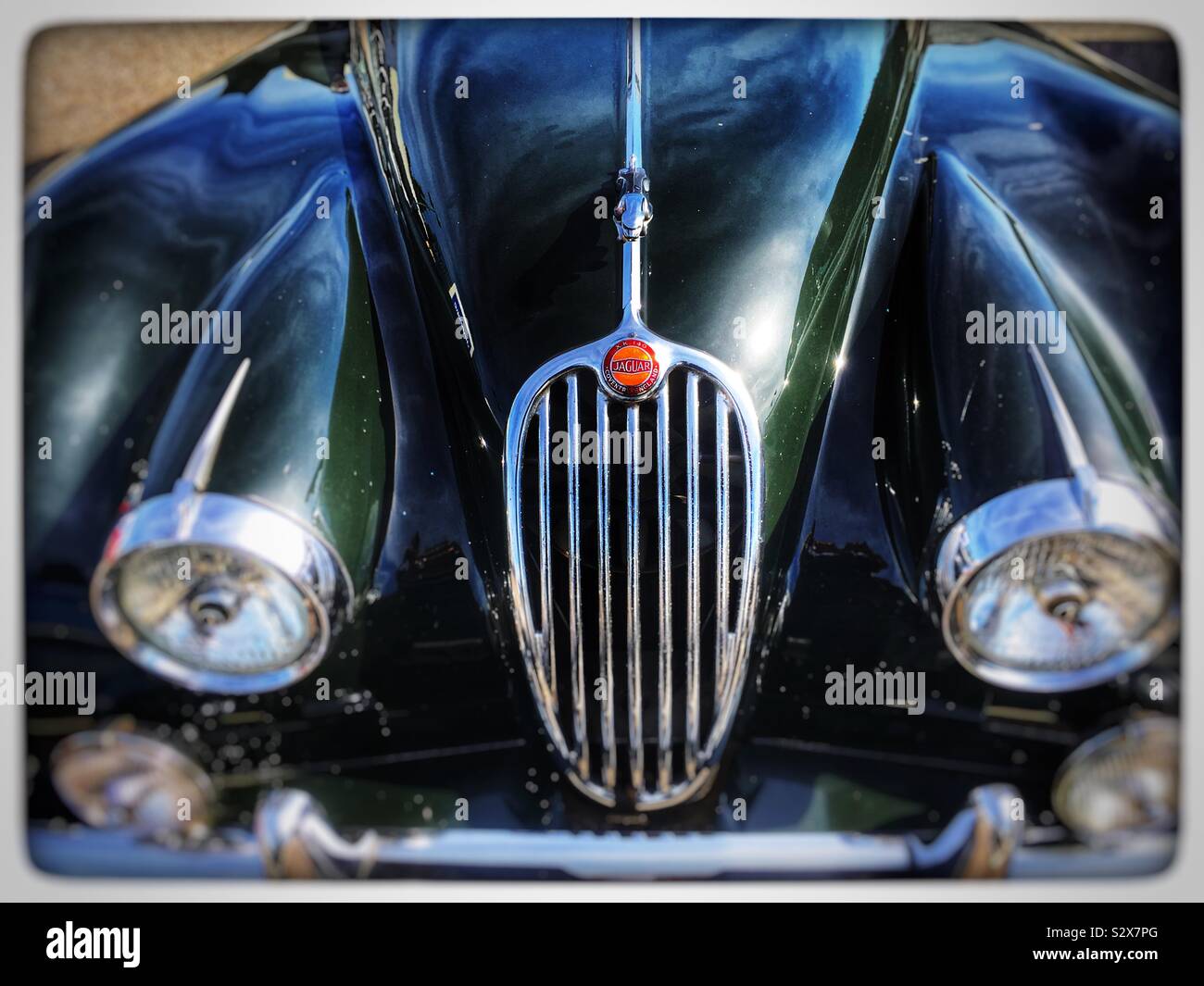 Jaguar XK 140 classic car - Immagine stock catturata con smartphone
