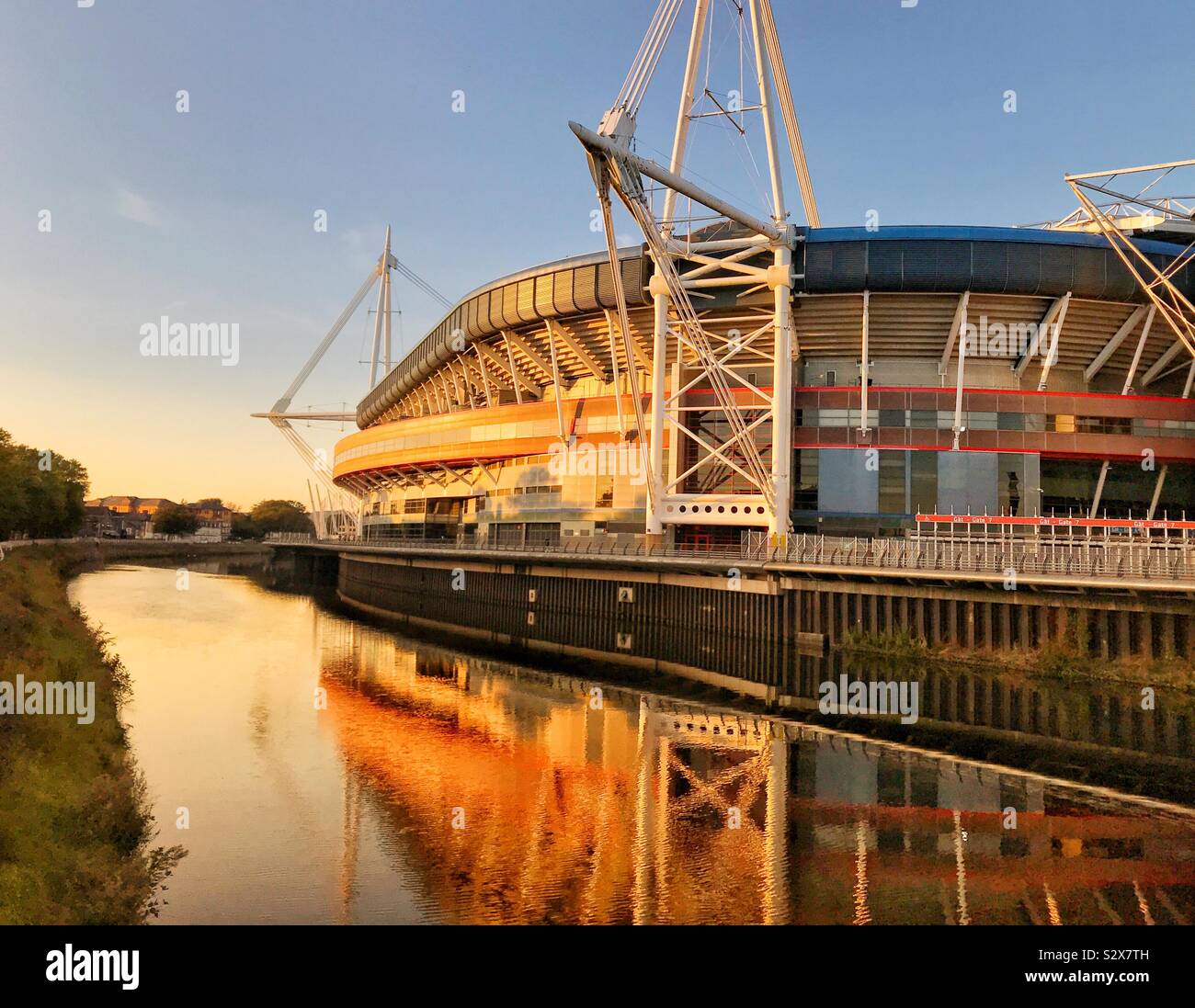 Il Principato Stadium di Cardiff al tramonto. È situato nel centro della città sulle rive del fiume Taff Foto Stock