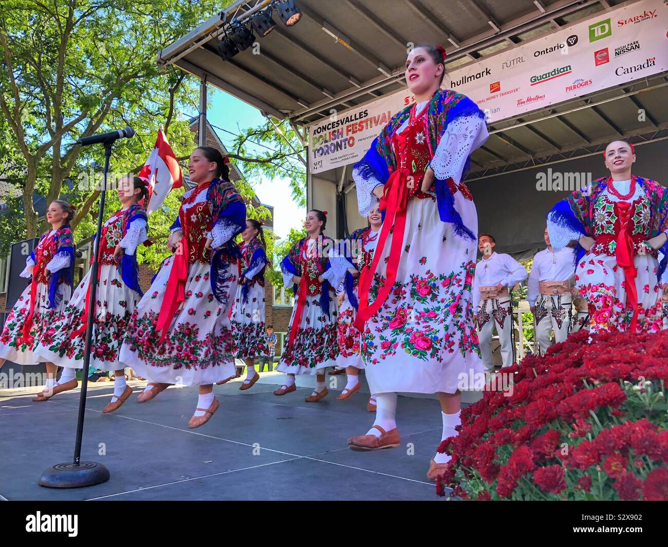 Ballerini eseguono balli tradizionali a Toronto annuale del festival polacco. - Immagine stock catturata con smartphone