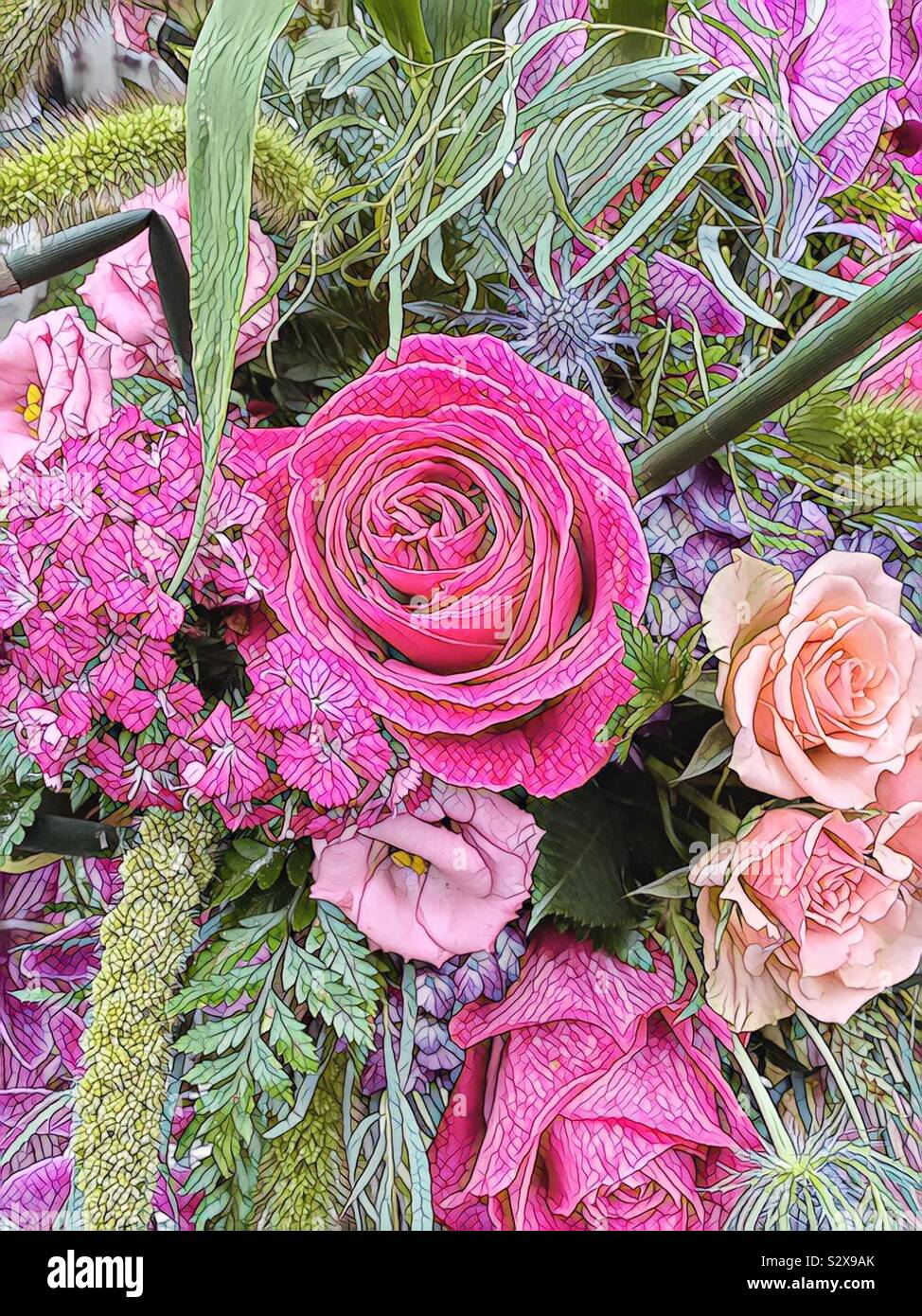 Mosaico di un bel bouquet di rose rosa in piena fioritura e altri fiori di colore rosa con uno sfondo verde fogliame. Foto Stock
