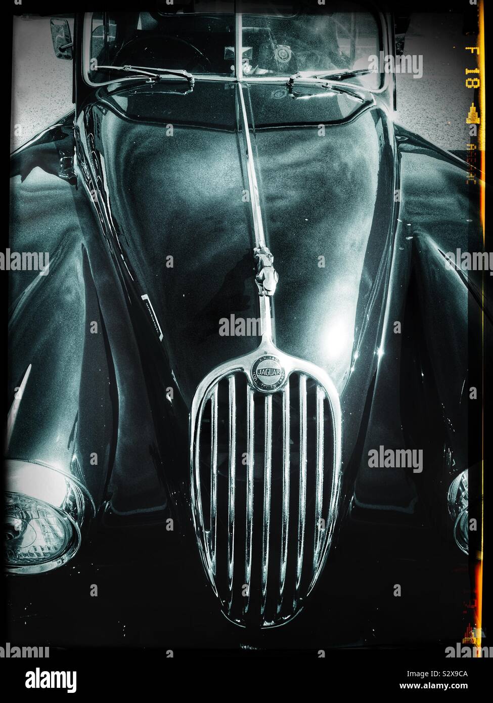 Jaguar XK 140 auto sportiva - Immagine stock catturata con smartphone
