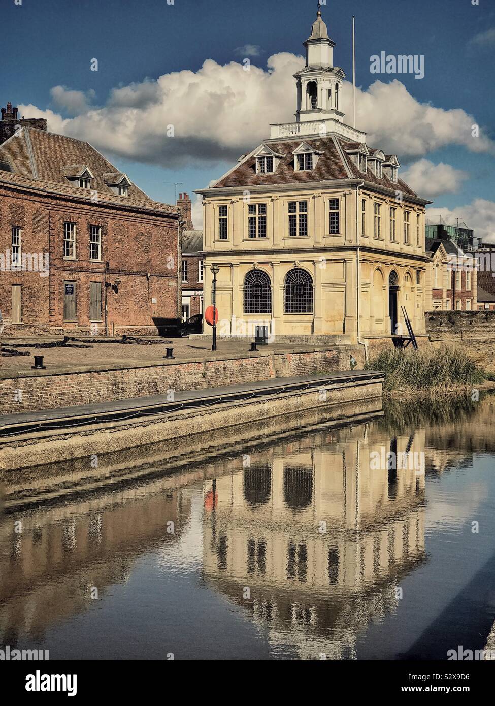 Il Customs House a Kings Lynn Norfolk Inghilterra con riflessi nel canale Foto Stock