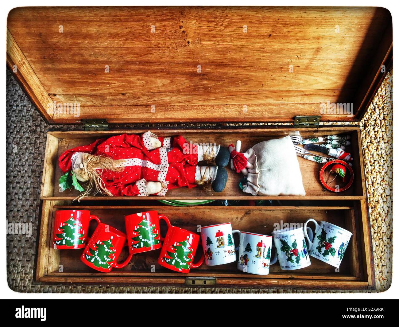 Antica cassa di legno contenente le decorazioni di Natale Foto Stock