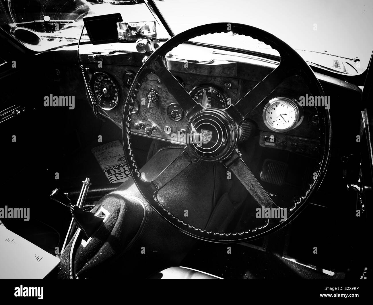 Jaguar XK 140 vintage auto sportiva - Immagine stock catturata con smartphone