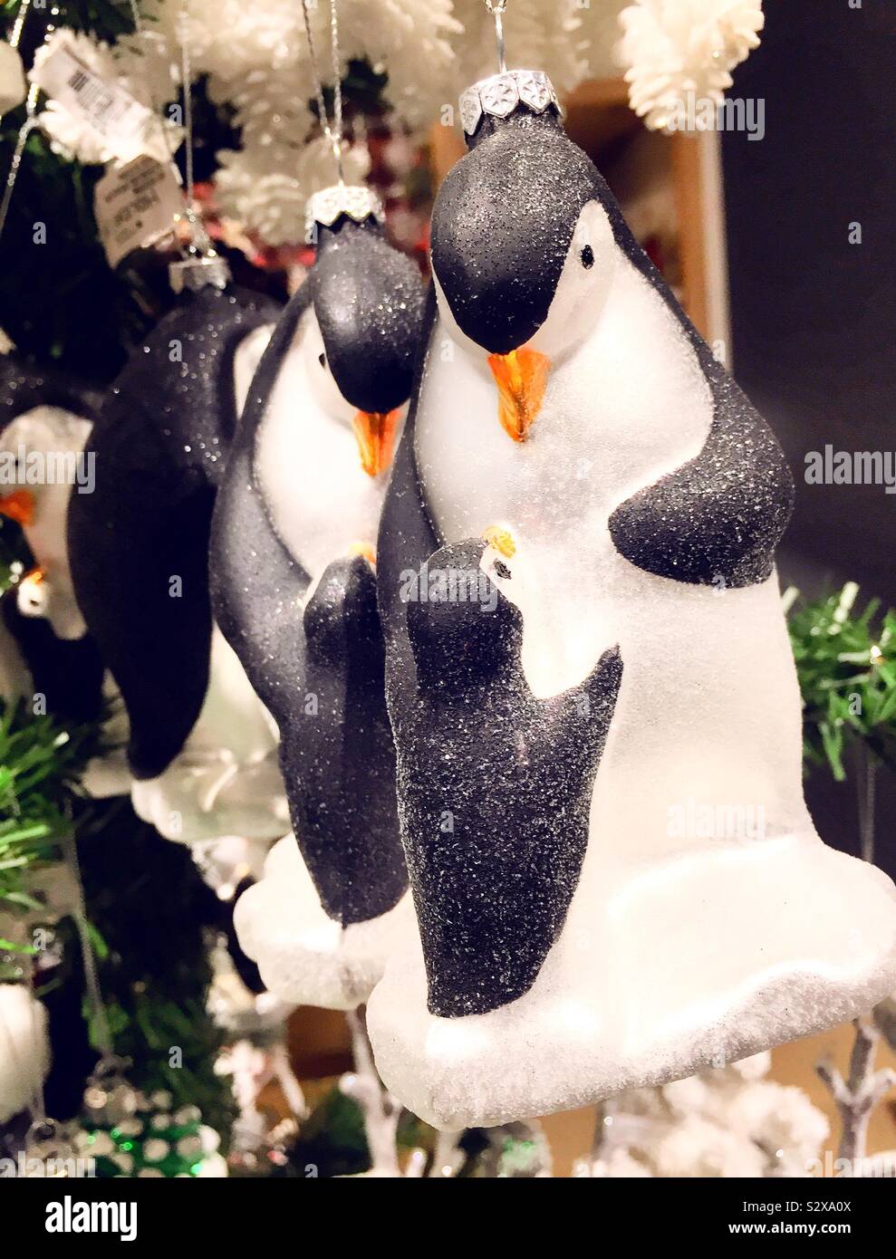 Ornamenti raffiguranti le famiglie dei pinguini appeso a un albero di Natale, STATI UNITI D'AMERICA Foto Stock