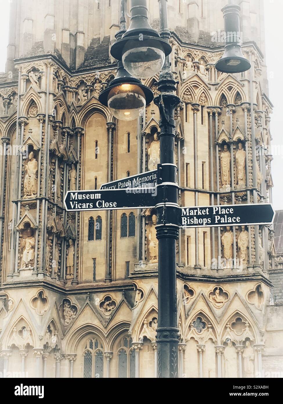 Segno posto al di fuori del Cattedrale di Wells - Immagine stock catturata con smartphone