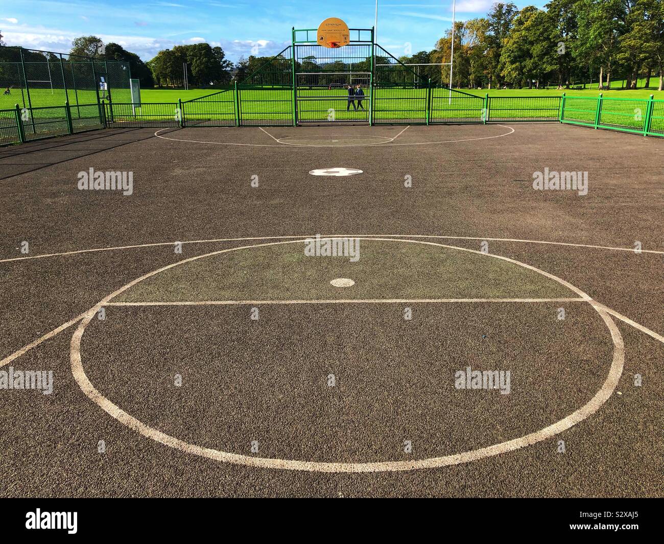 Outdoor pallacanestro - Immagine stock catturata con smartphone