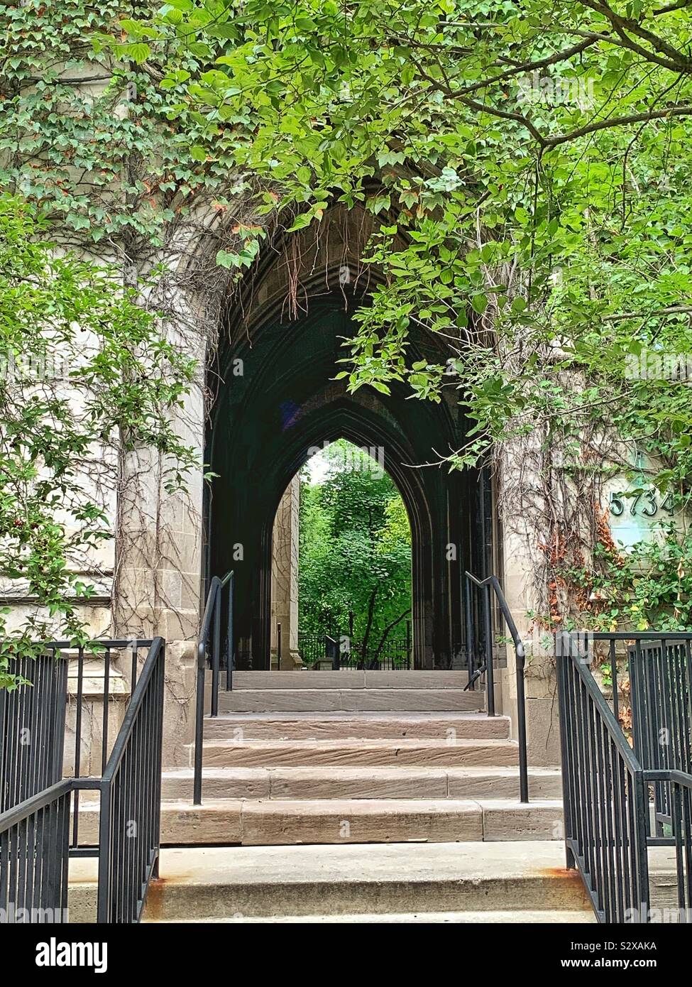 Passaggio attraverso edifici gotici presso l'Università di Chicago. Foto Stock