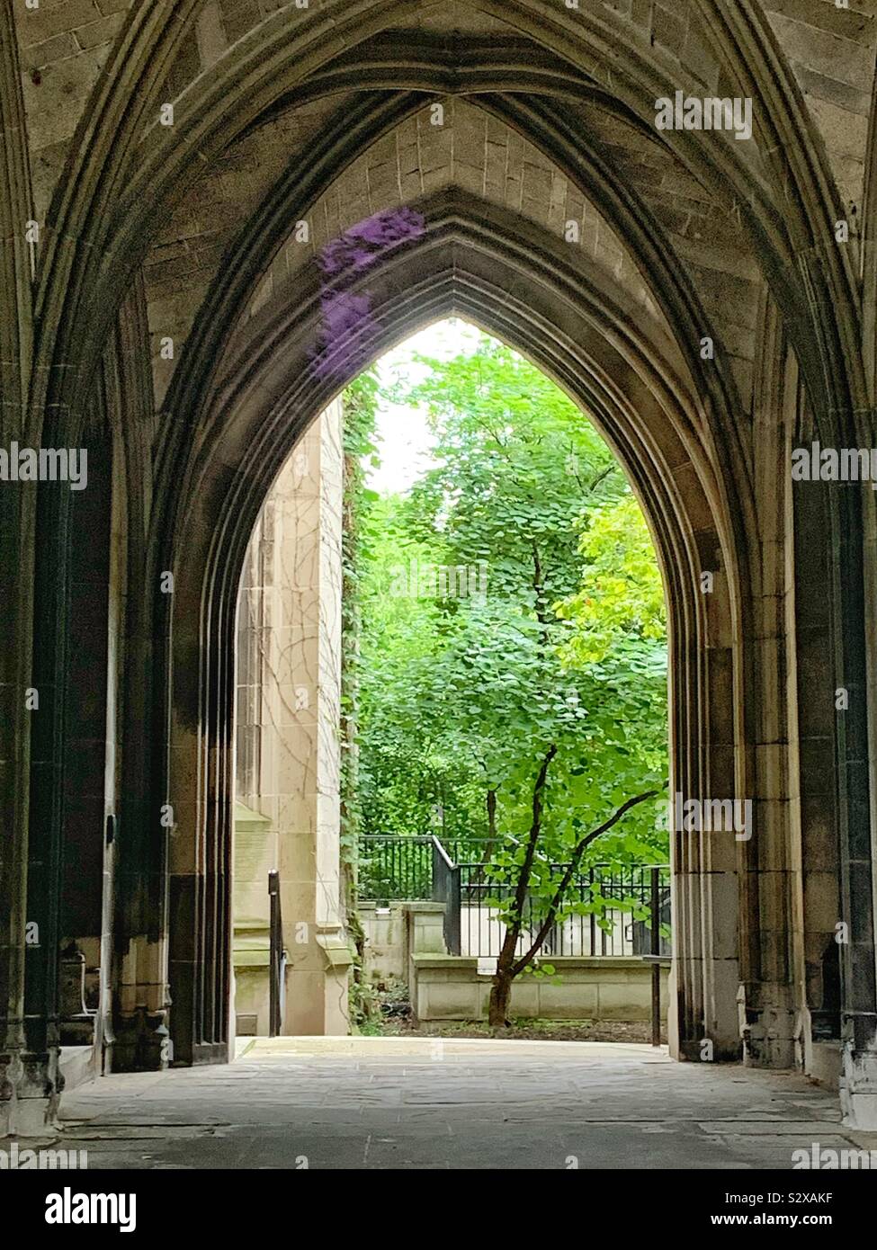 Passaggio attraverso edifici gotici presso l'Università di Chicago. Foto Stock
