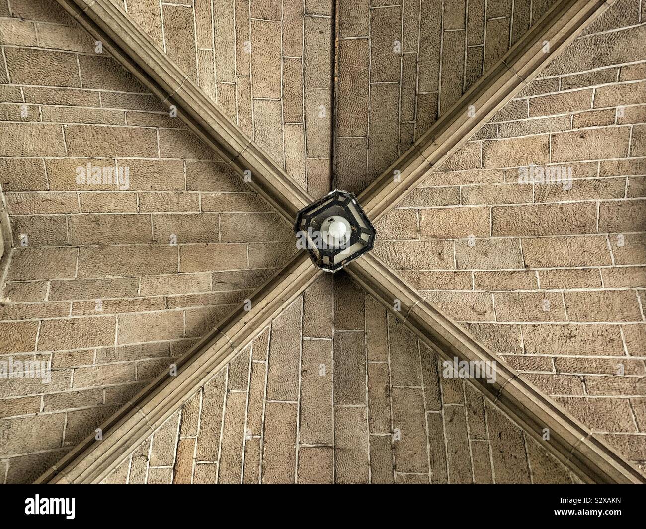 Soffitto di un inguine vault con intersecante volte ogivali. Foto Stock