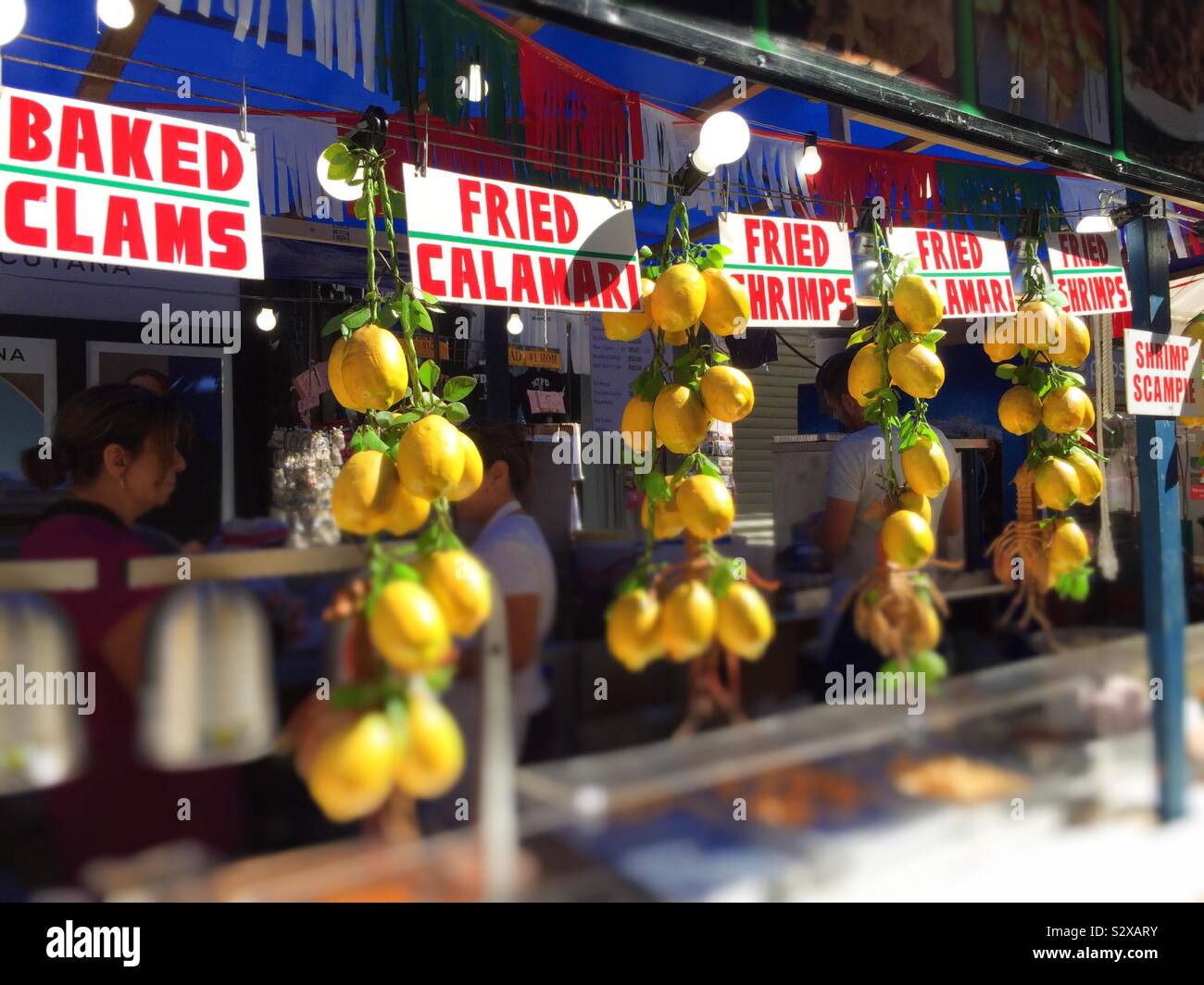 Cibo festoso bancarelle lungo Mulberry Street durante la festa di San Gennaro, Little Italy, New York City, Stati Uniti d'America Foto Stock