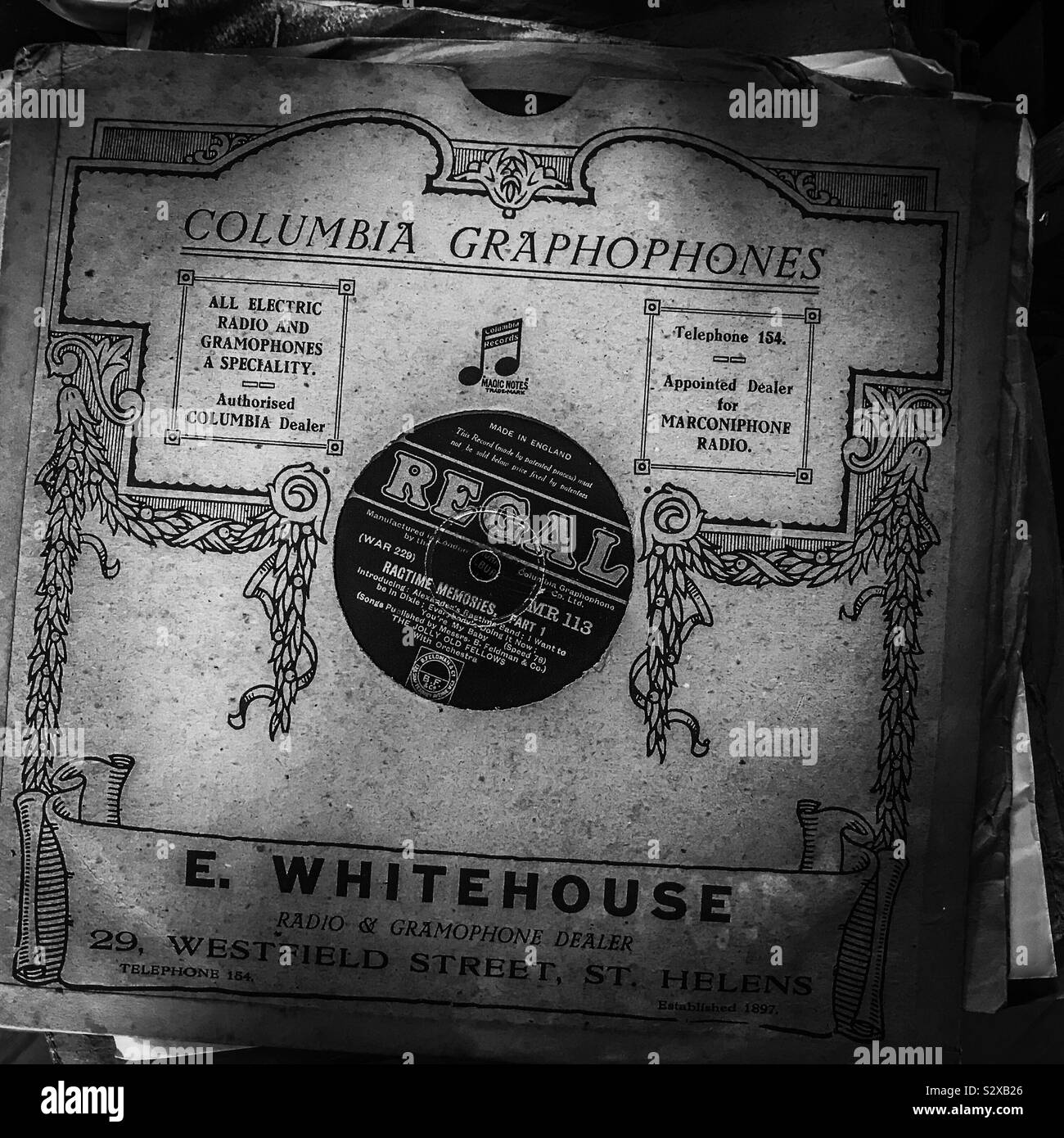 Un vecchio grammofono disco record nel suo manicotto originale da Regal; Colombia Graphophones E Whitehouse Foto Stock
