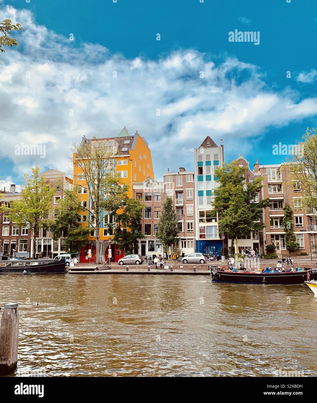 Edifici, canal e Amsterdam Foto Stock