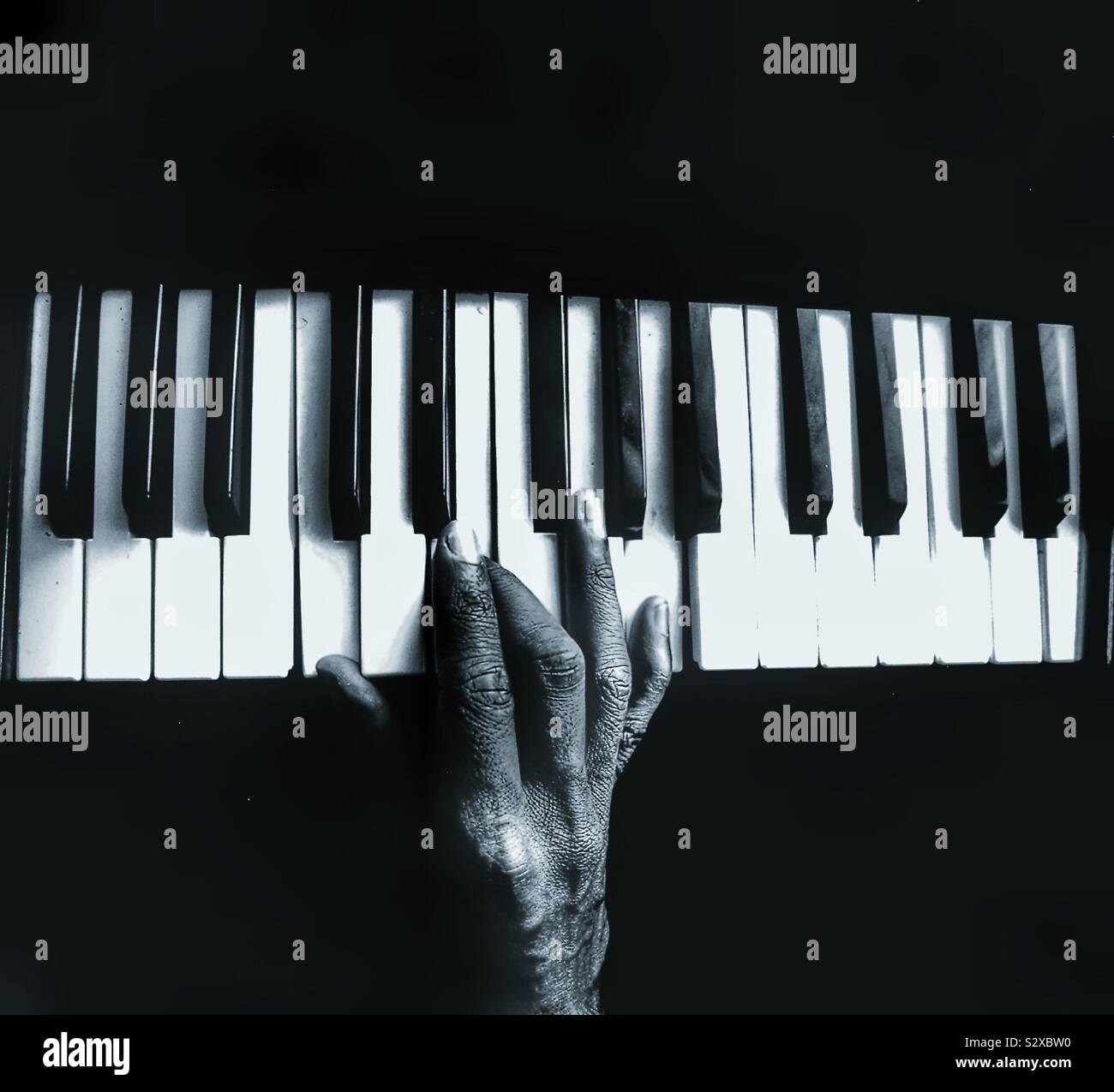 Riproduzione di tasti di pianoforte. - Immagine stock catturata con smartphone
