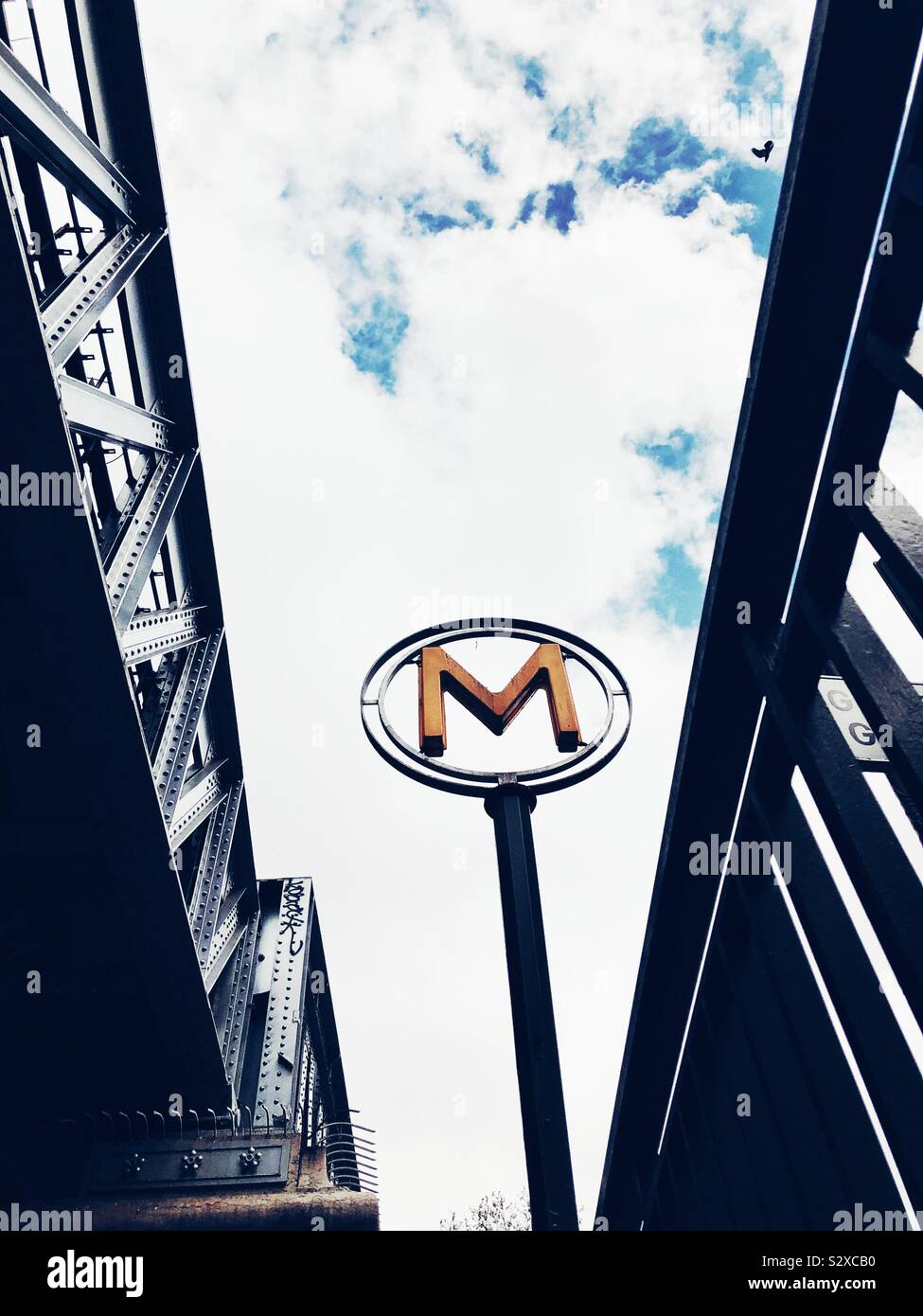 Metropolitana parigina segno contro il cielo Foto Stock