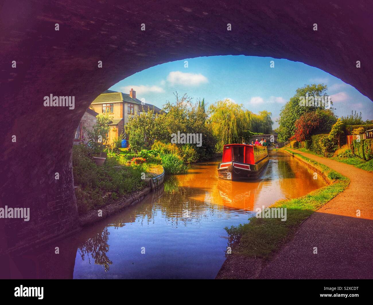 Barca stretta sulla Shropshire e Union Canal a Middlewich Cheshire Regno Unito - Immagine stock catturata con smartphone