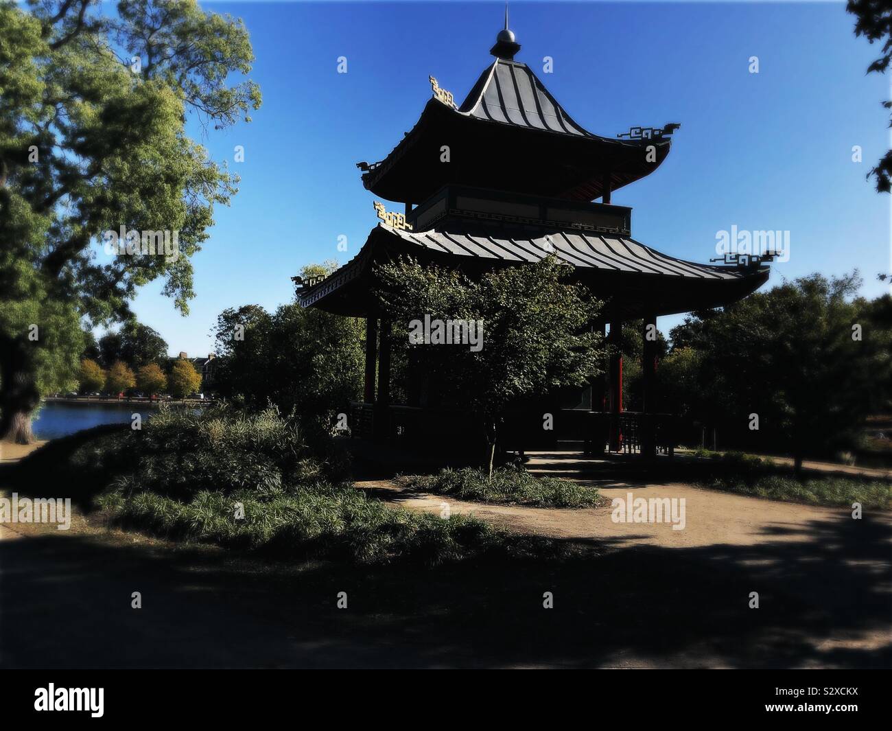Pagoda in Victoria Park London REGNO UNITO - Immagine stock catturata con smartphone