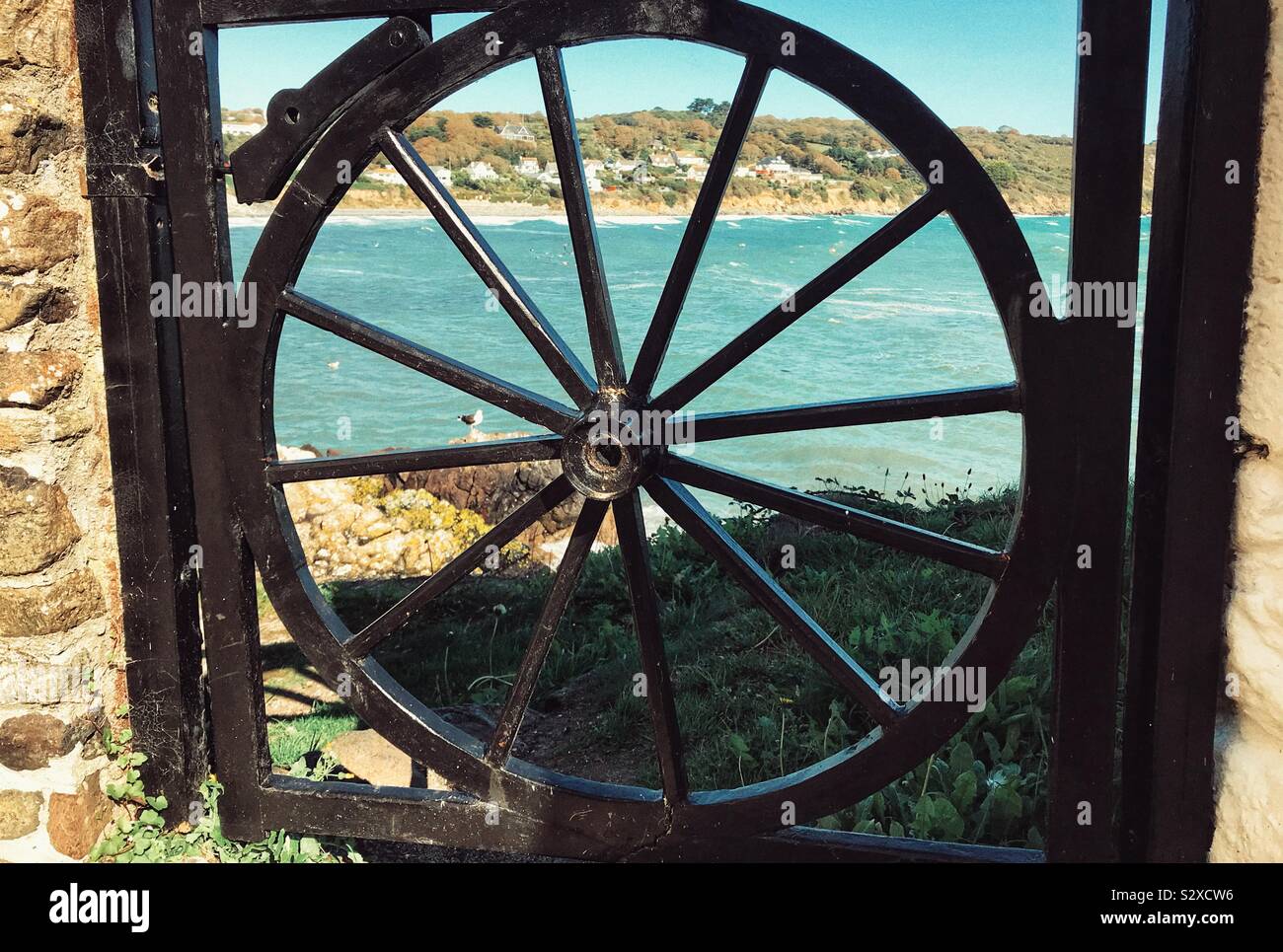 Vista della spiaggia Coverack attraverso un cancello appoggiate - Cornwall Regno Unito Foto Stock