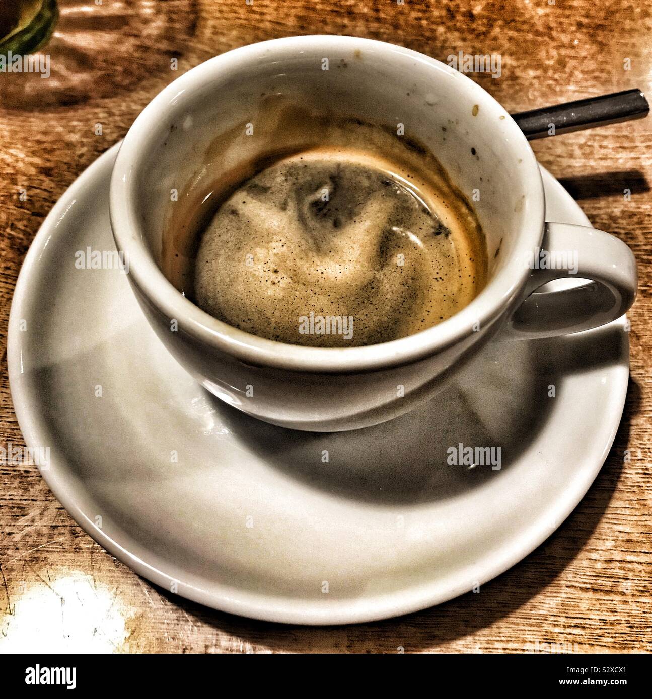 Doppio espresso in tazza bianca con piattino - Immagine stock catturata con smartphone