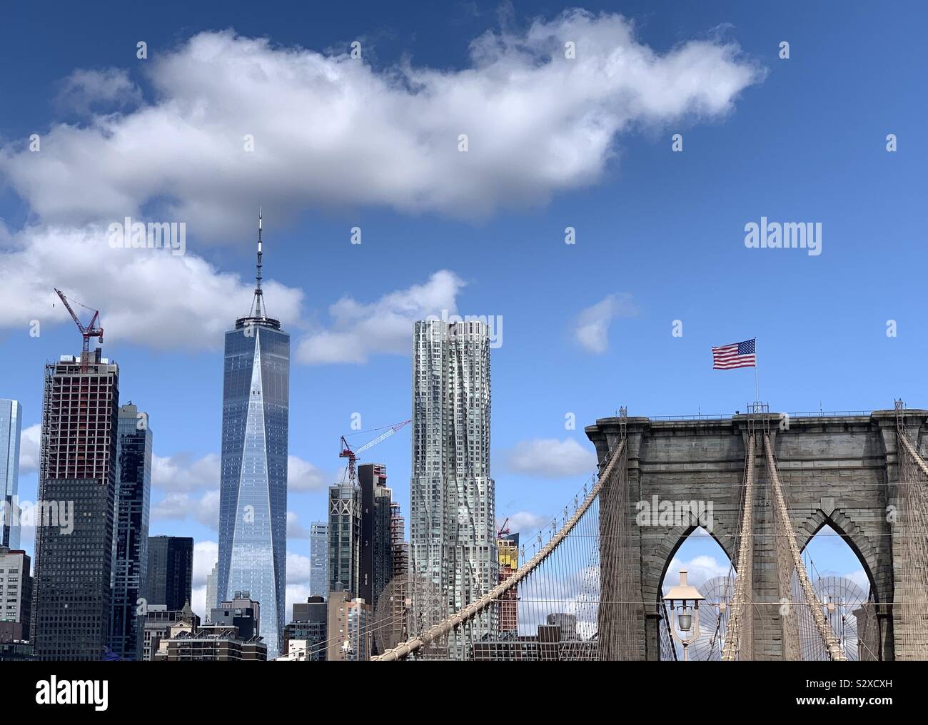 Ponte di Brooklyn con Freedom Tower in background Foto Stock