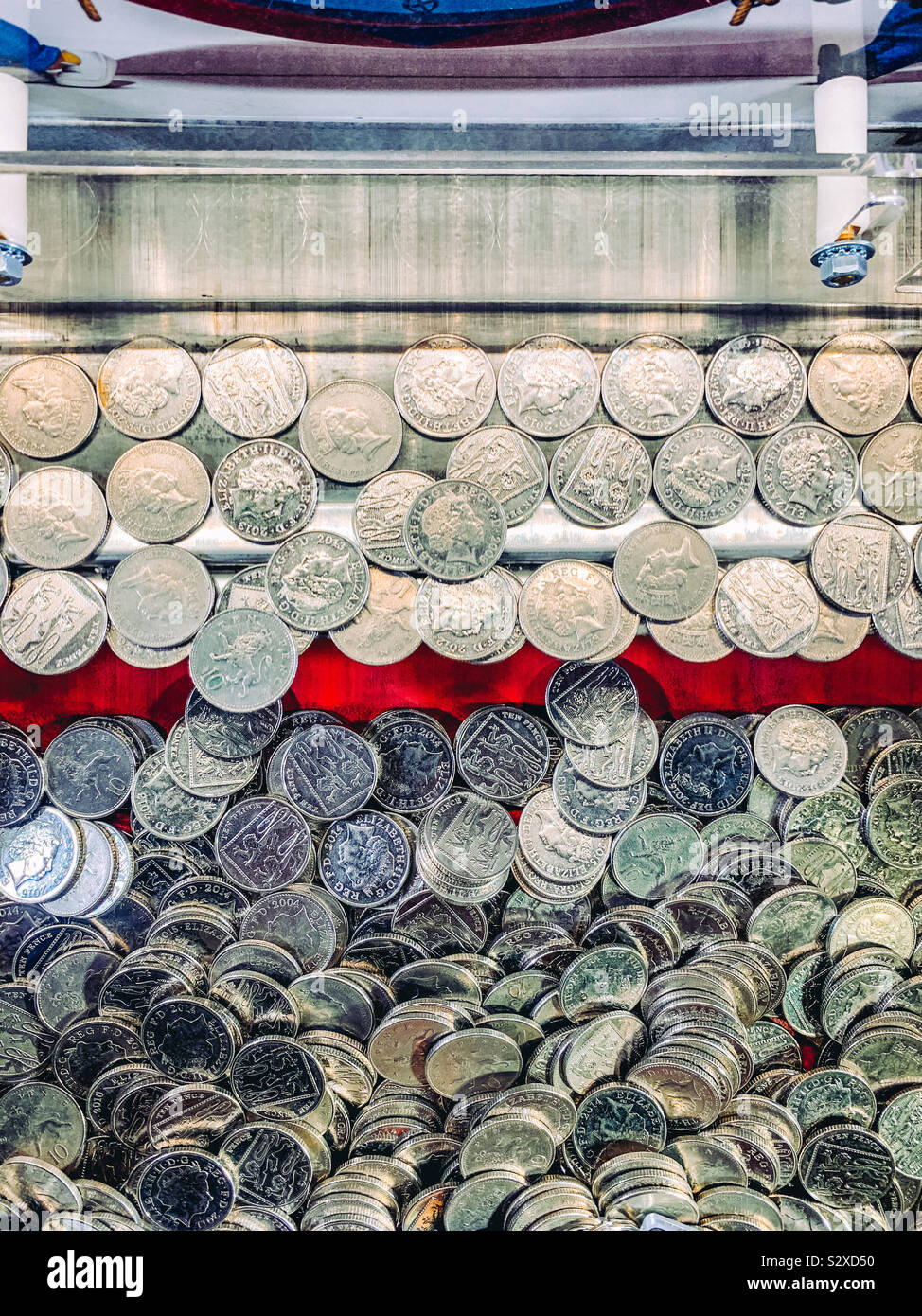 Cascata Arcade slot machine con 10 pence monete (UK) Foto Stock