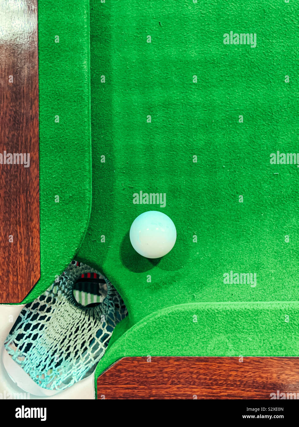 White snooker cue ball vicino a una tasca Foto Stock